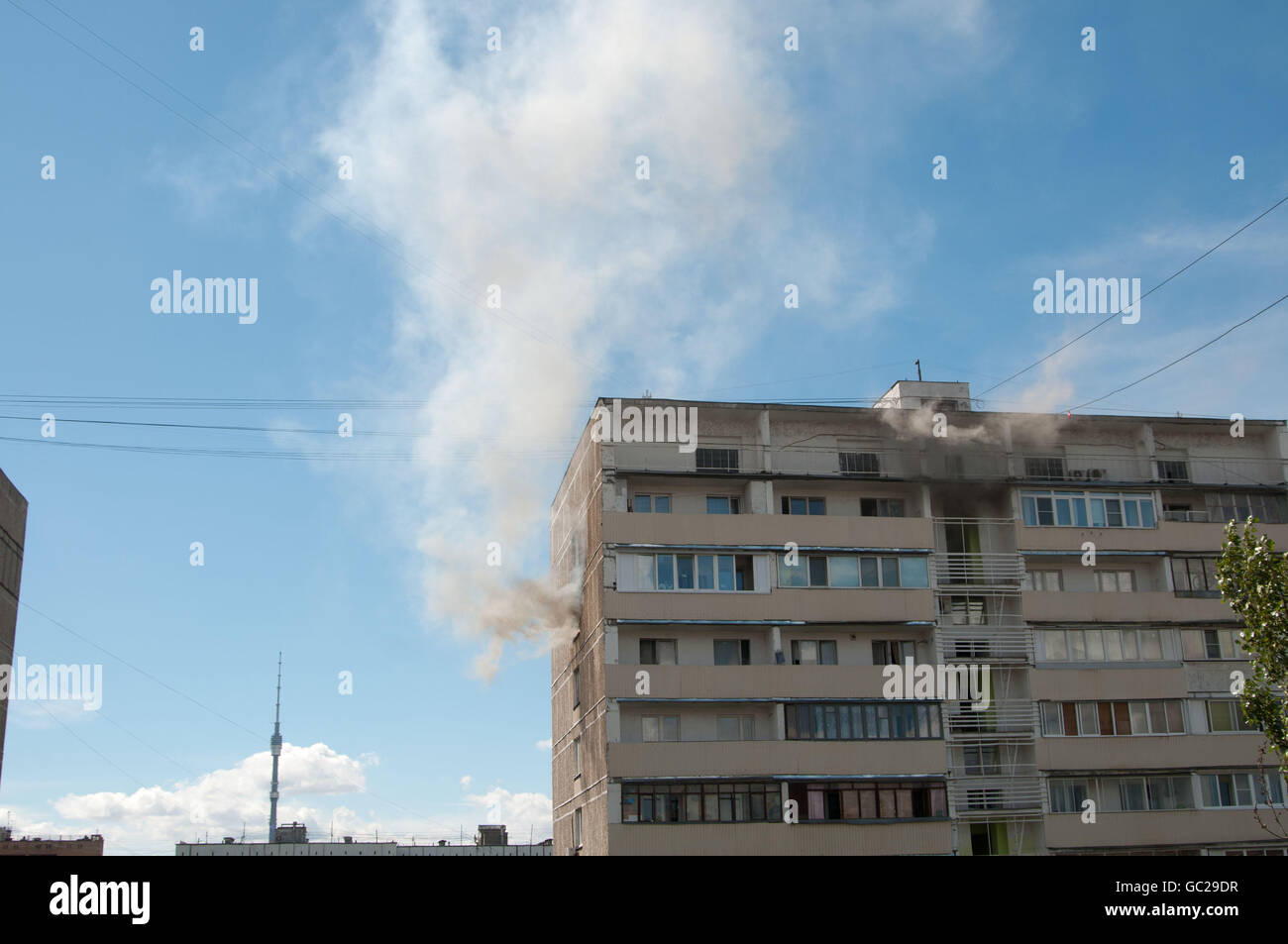 MOSKAU, RUSSLAND, JULI 07. 2016:-großes Feuer in Mehrfamilienhaus auf Pavla Korchagina Str., 7, späten Stadium Stockfoto