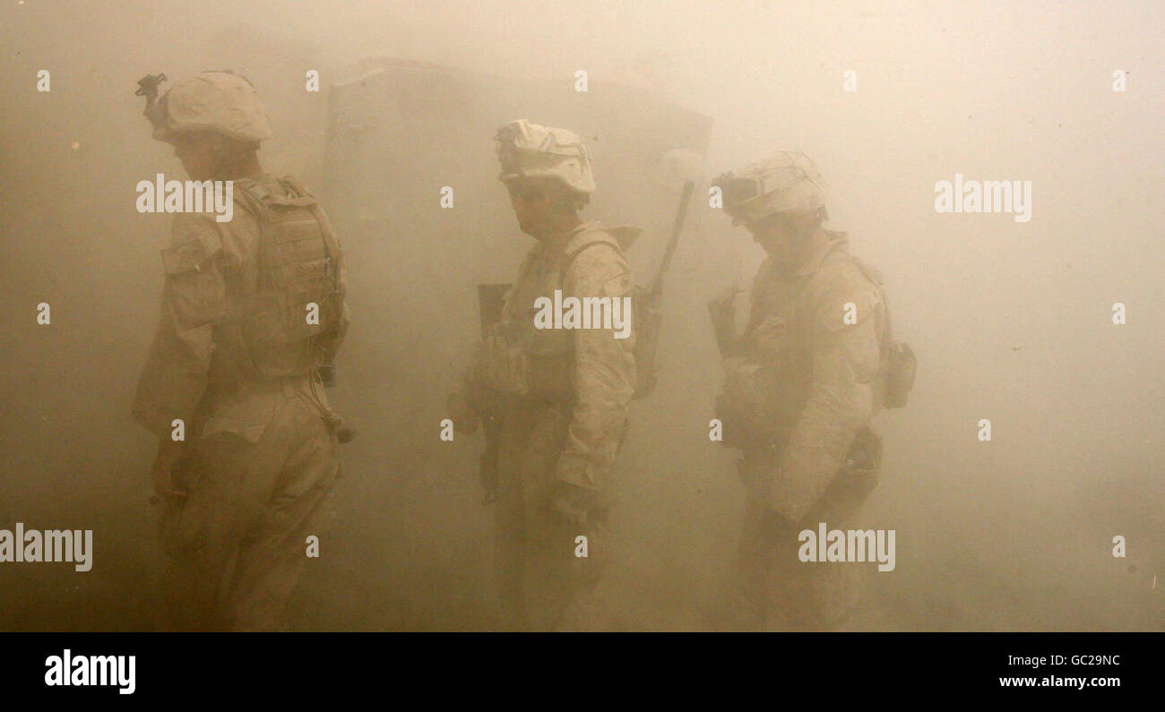 Amerikanische Marineinfanteristen evakuieren einen schwer verletzten afghanischen Polizisten, nachdem sein Fahrzeug aus unbekannten Gründen von einer Brücke aus Khan Neshin in der Provinz Helmand in Afghanistan gefahren wurde. Stockfoto