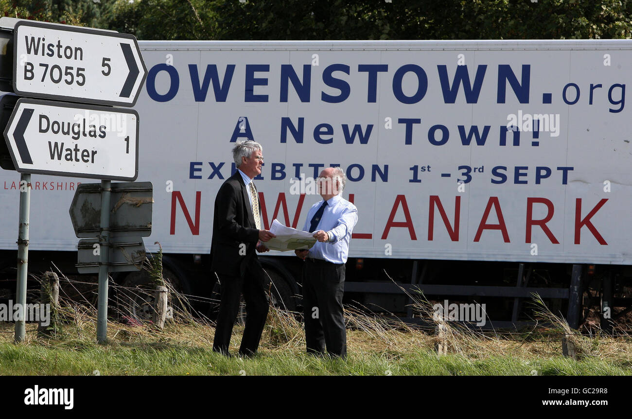 Stuart Crawford, Treuhänder der Hometown Foundation (links) und Dr. Jim Arnold, Vorsitzender der Owenstown Trustees, bei einem Besuch in New Lanark, wo sie ein Projekt ankündigten, eine neue Stadt für 20,000 Menschen in Schottland zu bauen. Stockfoto