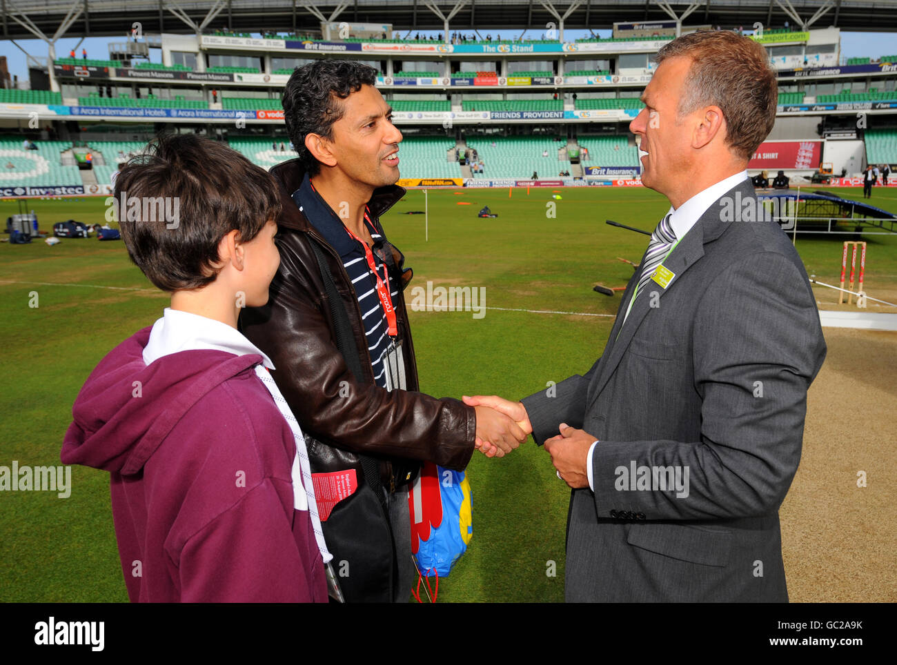 Cricket - The Ashes 2009 - npower Fünfter Test - Tag zwei - England gegen Australien - The Brit Oval. Surrey-Trainer Alec Stewart (rechts) trifft die Fans Stockfoto