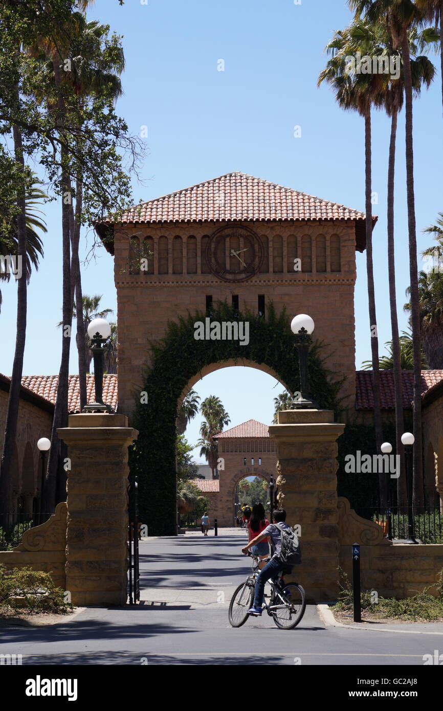 Unbekannten Radfahrer tritt eines der Tore auf dem Campus der Stanford University - nur zur redaktionellen Nutzung Stockfoto