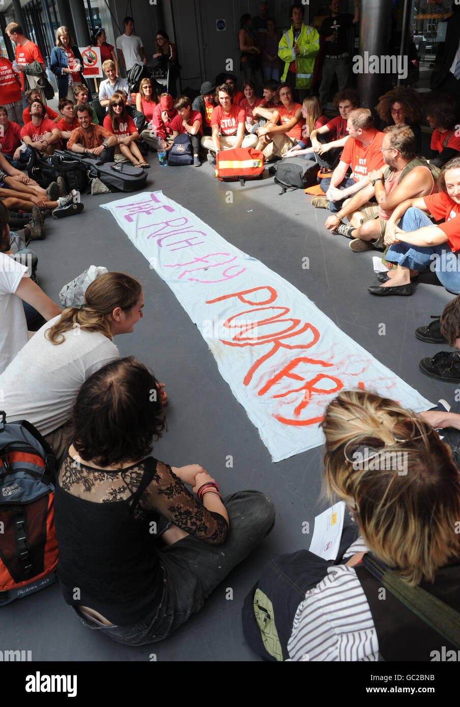 Klimacamp. Demonstranten des Klimawandels demonstrieren am Londoner City Airport gegen die Erweiterung des Flughafens in Ost-London. Stockfoto
