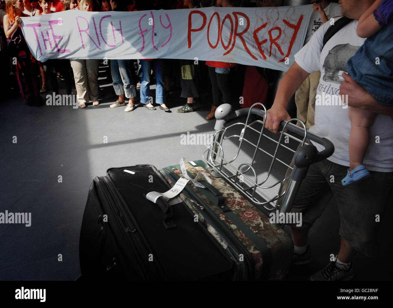Demonstranten des Klimawandels demonstrieren am City Airport in London gegen die Erweiterung des Ost-Londoner Flughafens. Stockfoto