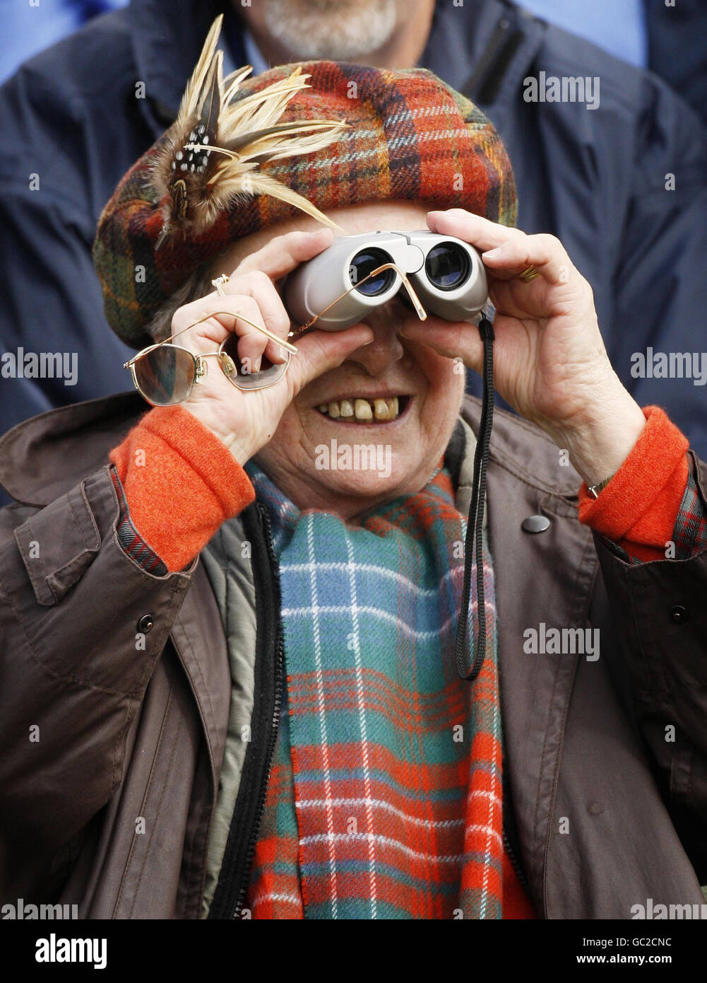 Ein Zuschauer während der Highland Games in Braemar, Schottland. Tausende von Einheimischen, Touristen und königlichen Enthusiasten versammeln sich jedes Jahr, um die traditionellen Highland Games-Veranstaltungen zu verfolgen, darunter das Werfen des Kabaretters und ein Tauziehen. Stockfoto