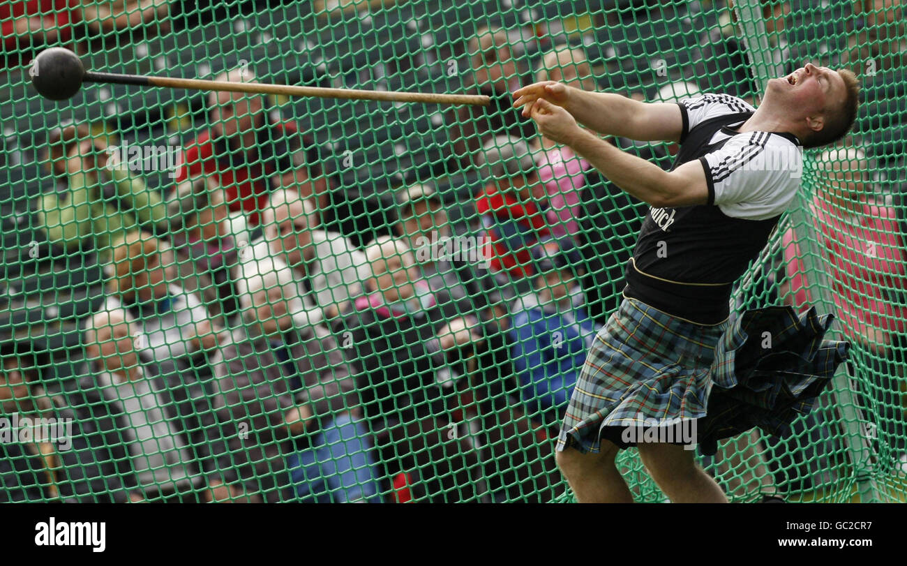 Ein Konkurrent wirft einen Hammer während der Highland Games in Braemar, Schottland. Tausende von Einheimischen, Touristen und königlichen Enthusiasten versammeln sich jedes Jahr, um die traditionellen Highland Games-Veranstaltungen zu verfolgen, darunter das Werfen des Kabaretters und ein Tauziehen. Stockfoto