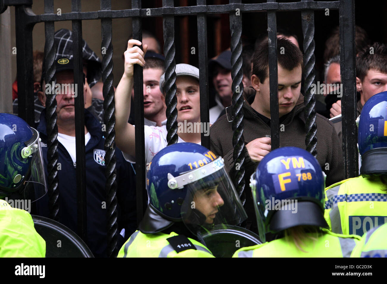 Anhänger der English Defence League werden nach einer Demonstration in Birmingham in einen Pub-Eingang gebracht. Stockfoto