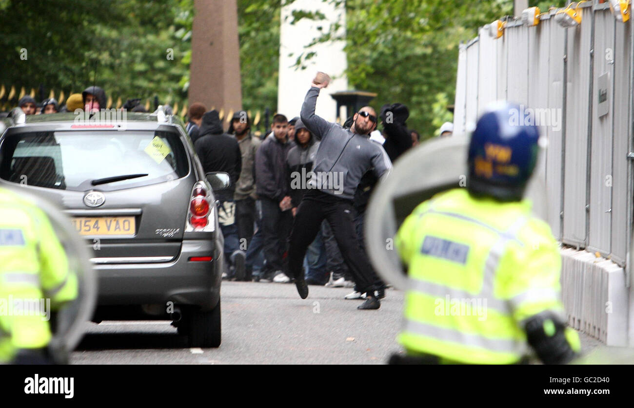 Jugendliche schrecken die Polizei mit Ziegelsteinen, während sie die Demonstranten von der englischen Verteidigungsliga trennen, während sie eine Demonstration in Birmingham abhalten. Stockfoto