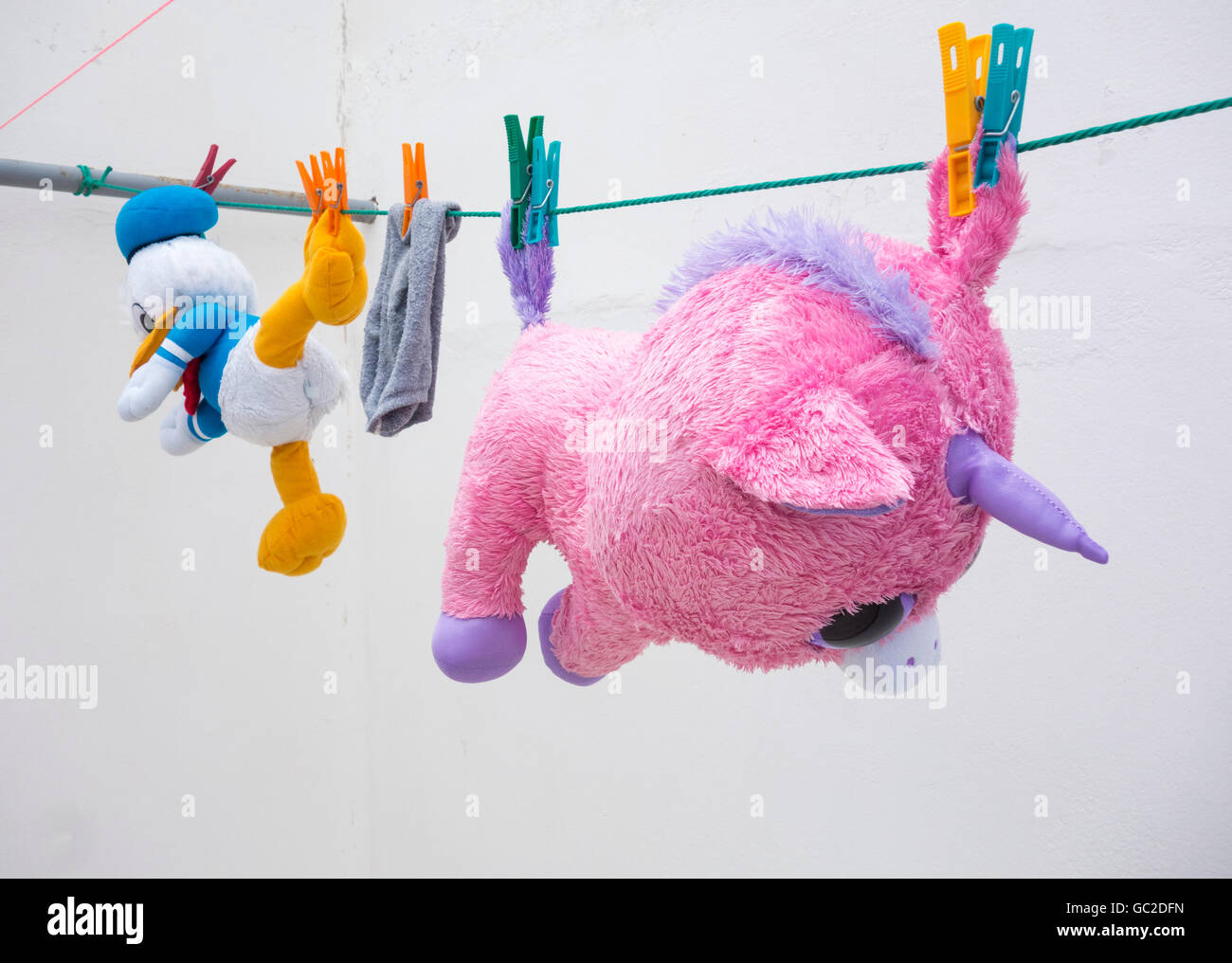 Soff Spielzeug auch Donald Duck auf der Wäscheleine Stockfoto