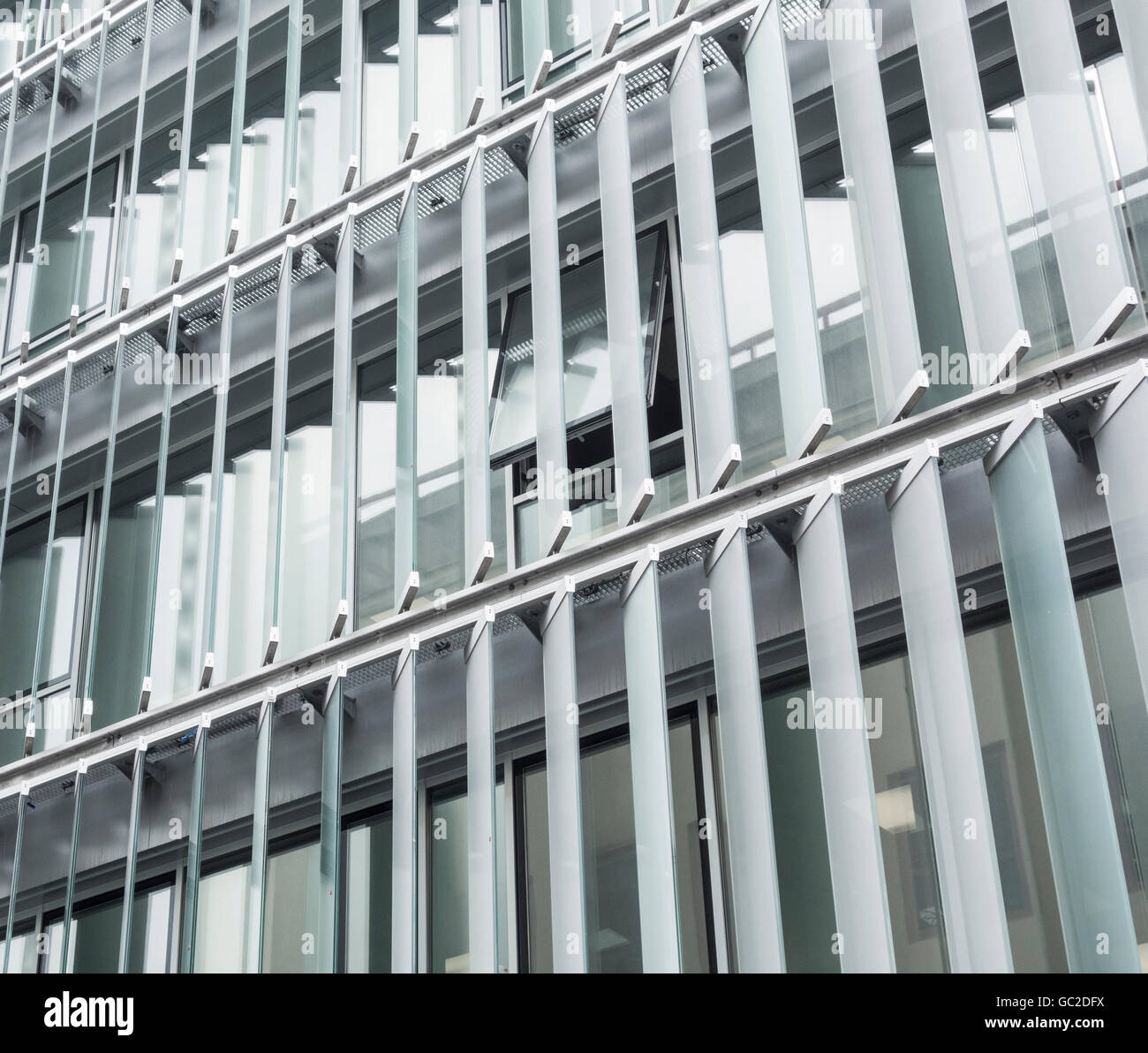 Gläsernen Lamellen an Energie effiziente neue Bürogebäude in Spanien Stockfoto