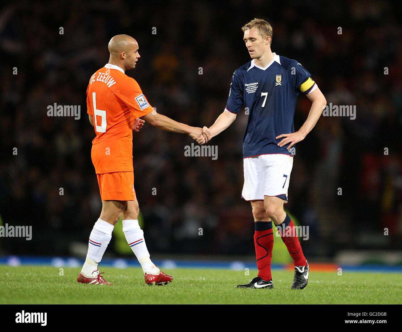 Fußball - FIFA Fußball-Weltmeisterschaft 2010 - Qualifikationsrunde - Gruppe neun - Schottland gegen Holland - Hampden Park. Der Holländer Demy De Zeeuw (links) schüttelt nach dem letzten Pfiff die Hände mit dem schottischen Robin van Persie (rechts). Stockfoto