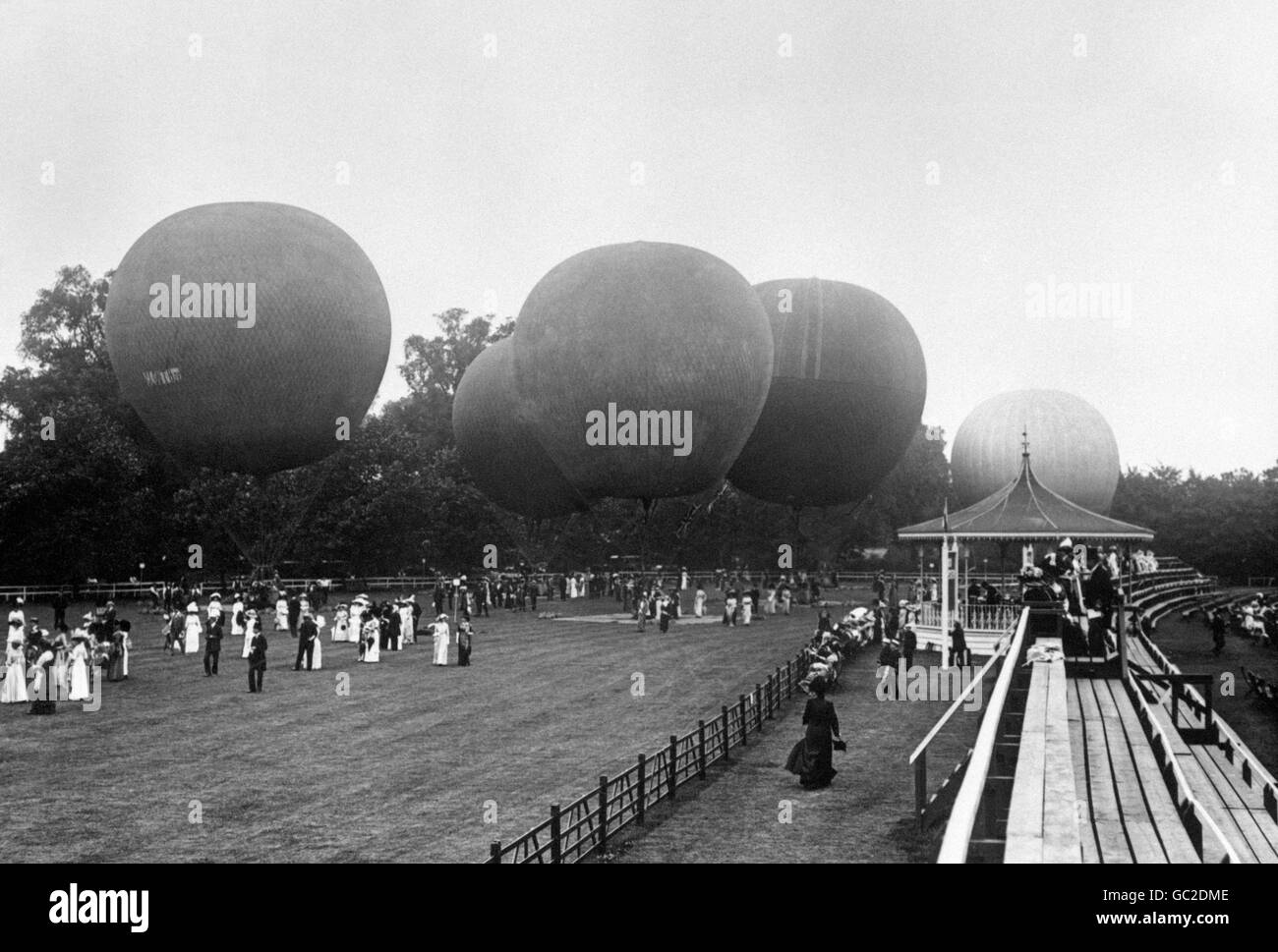 Luftfahrt - Ballonwettbewerb - Hurlingham Club. Eine allgemeine Ansicht eines Heißluftballonwettbewerbs im Hurlingham Club. Stockfoto