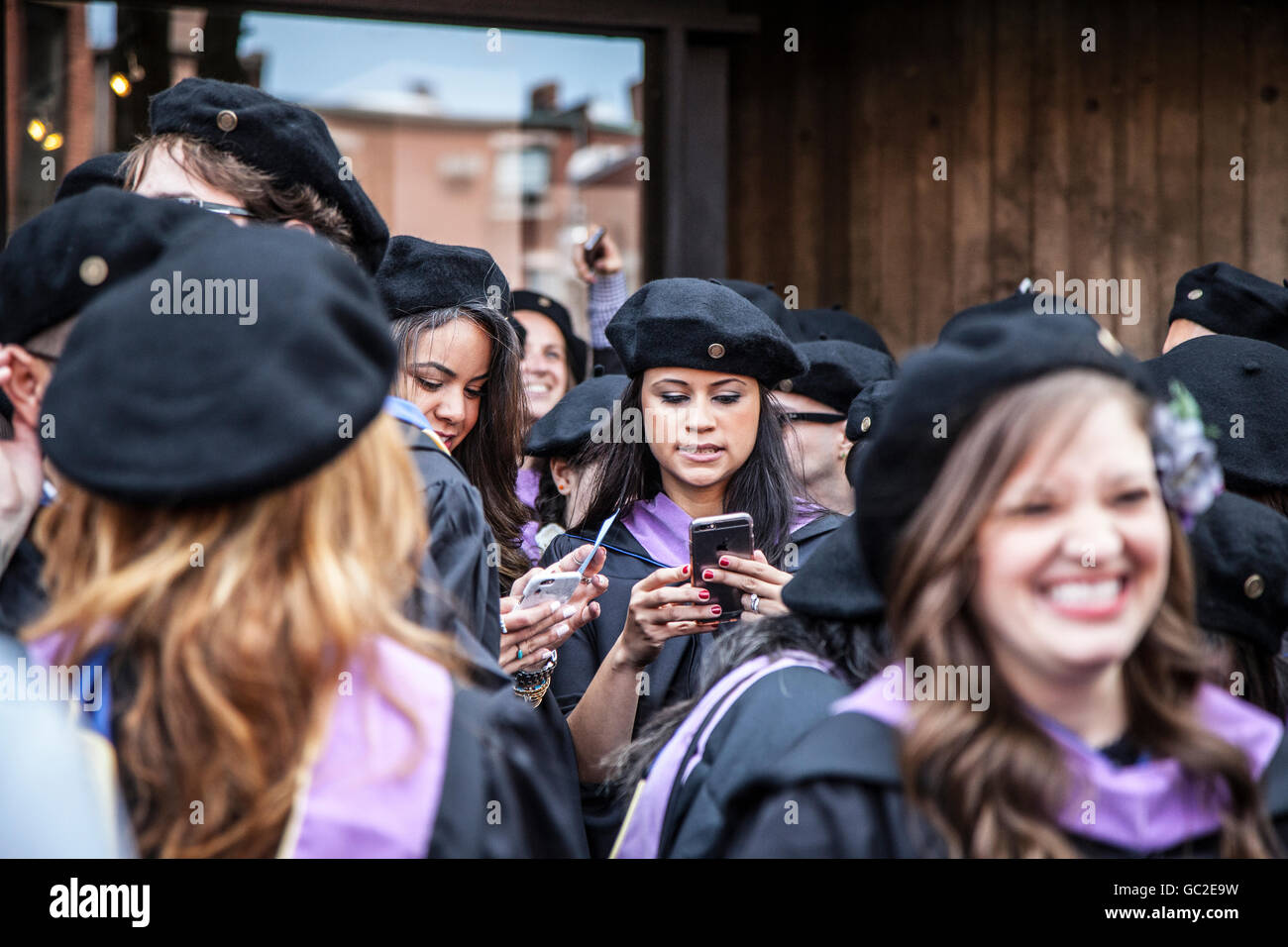Schüler sammeln für ihre Abschlussfeiern, Boston. Stockfoto
