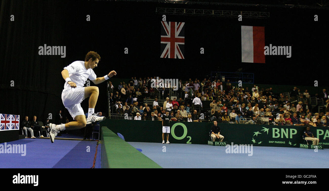 Andy Murray aus Großbritannien verlässt die Arena, um während des Davis Cup Euro/Africa Group I Relegation Tie in der Echo Arena, Liverpool, eine kurze Pause einzulegen. Stockfoto