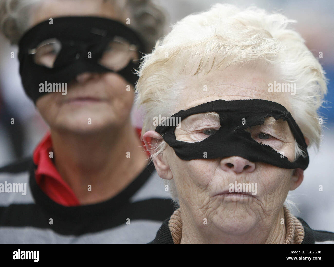 Mitglieder der People Before Profit Alliance nehmen an einer Anti-NAMA-Kundgebung vor dem Hauptsitz der Anglo Irish Bank im Stadtzentrum von Dublin Teil. Stockfoto