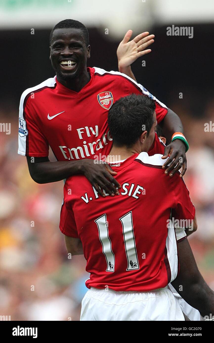 Emmanuel Eboue (links) von Arsenal feiert sein drittes Tor Das Spiel mit Teamkollege Robin van Persie (rechts) Stockfoto