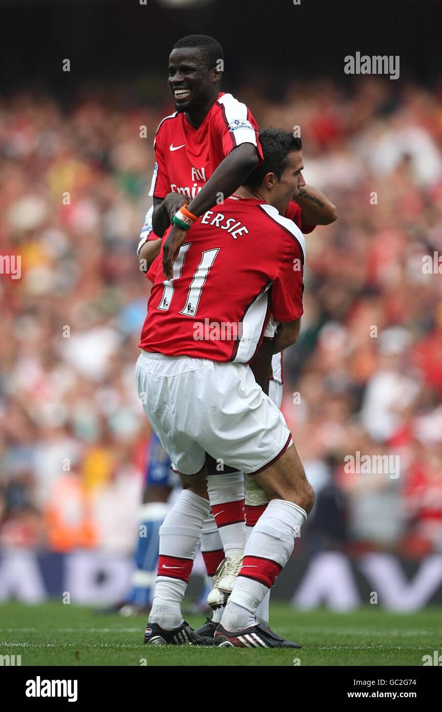 Emmanuel Eboue (links) von Arsenal feiert sein drittes Tor Das Spiel mit Teamkollege Robin van Persie (rechts) Stockfoto