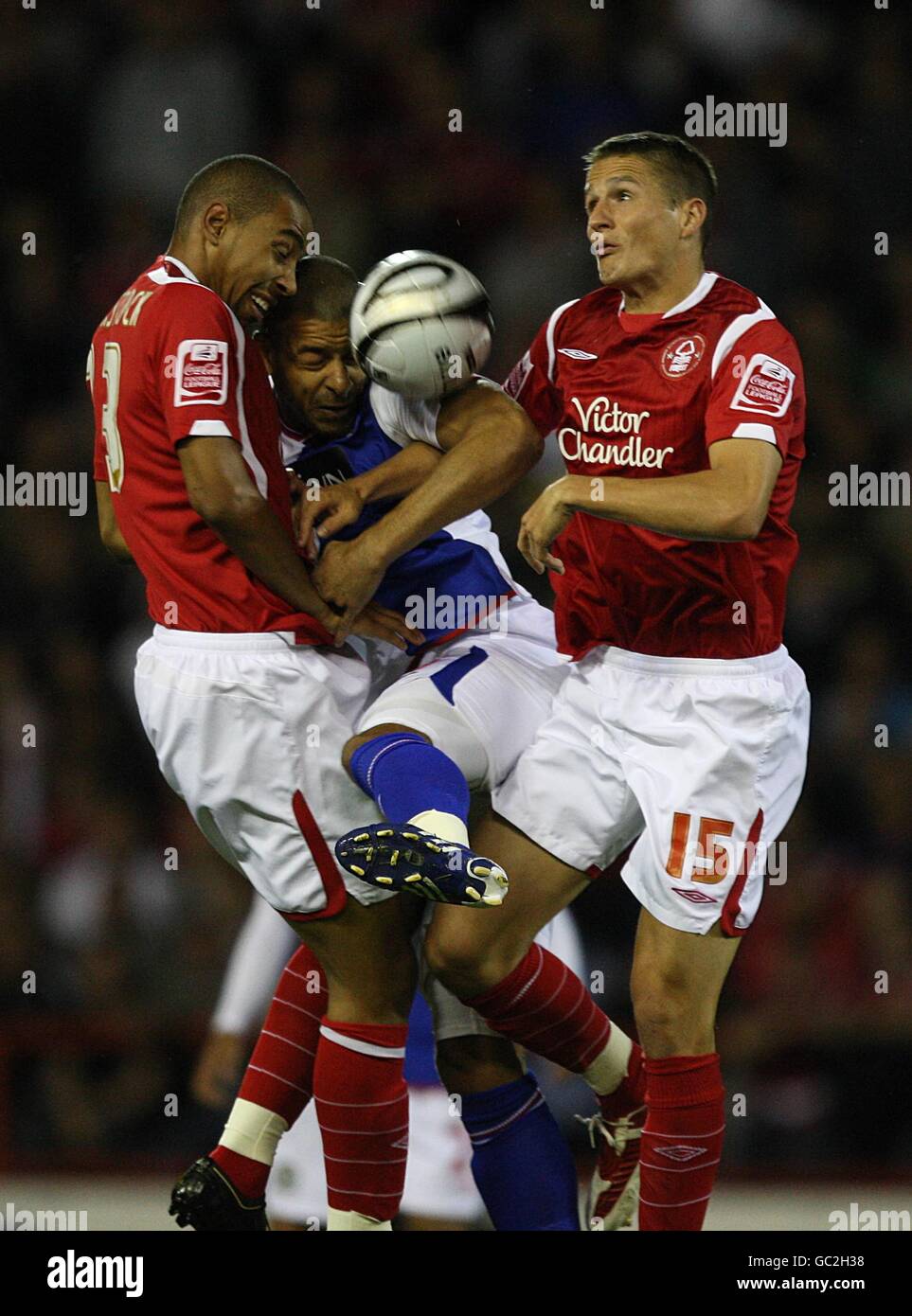 Fußball - Carling Cup - Dritte Runde - Nottingham Forest / Blackburn Rovers - City Ground. Dexter Blackstock (links) und Chris Cohen von Nottingham Forest verbandten Steven Reid von Blackburn Rovers in einem Kampf um den Ball Stockfoto