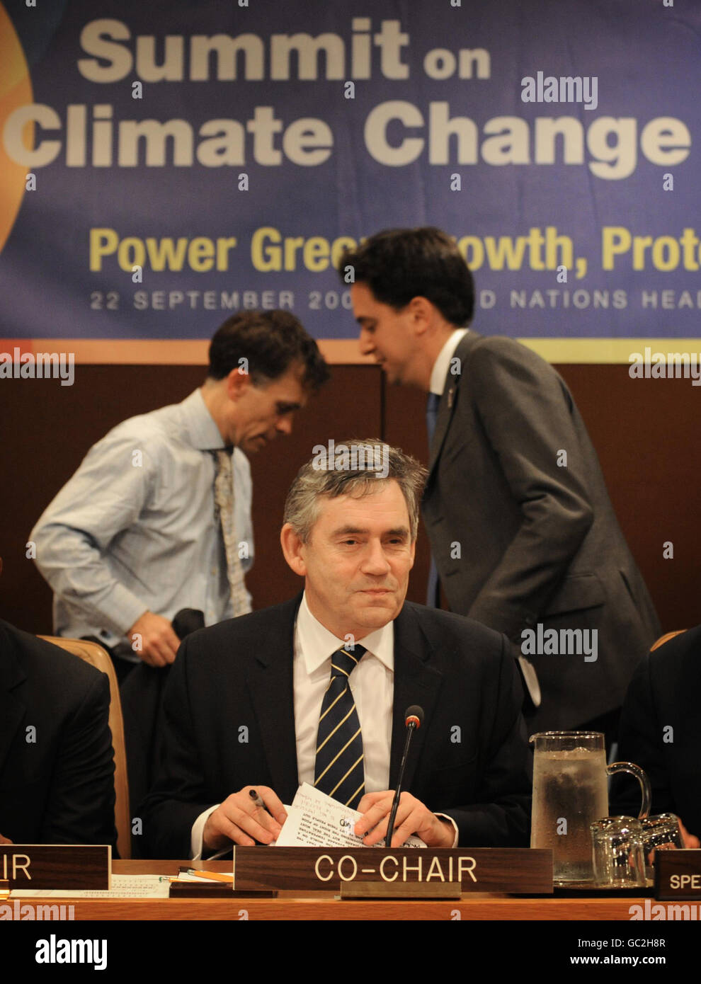 Der britische Premierminister Gordon Brown bei einem Treffen zum Klimawandel mit Umweltminister Ed Miliband auf dem vom UN sec Gen Ban Ki Moon in New York veranstalteten Gipfel zum Klimawandel. Stockfoto