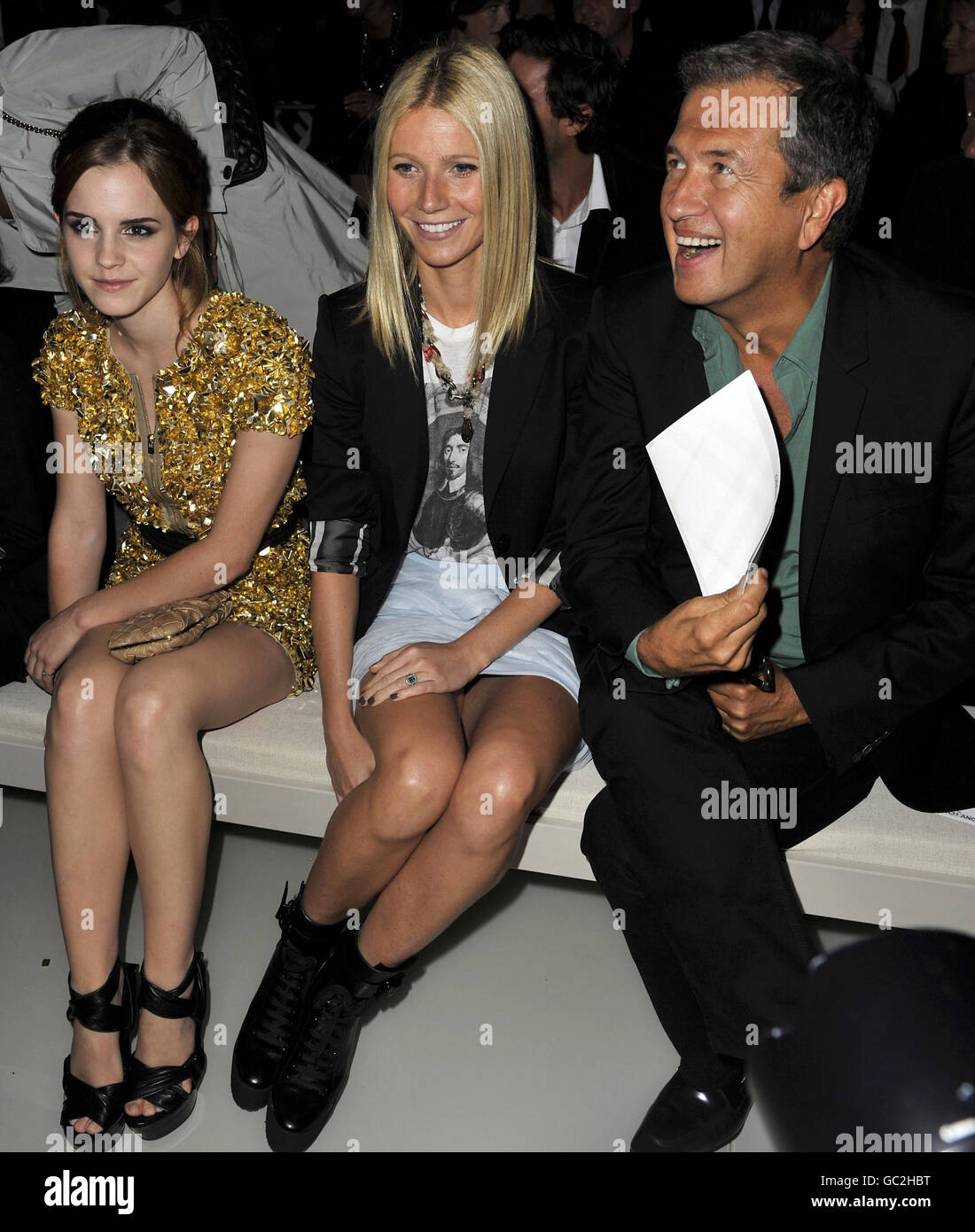 (L-R) Emma Watson, Gwyneth Paltrow und Mario Testino in der ersten Reihe während der Burberry Spring/Summer 10 London Fashion Week Show im Rootstein Hopkins Parade Ground, Chelsea College of Art and Design im Zentrum von London. Stockfoto