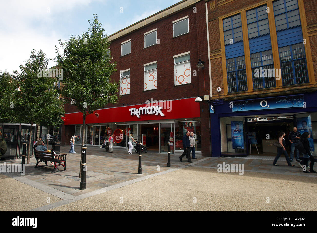 Eine Gesamtansicht der Vorderseite eines TK Max-Lagers, das Woolworths ersetzt hat, 41 High St Worcester, WR1 2QD. Stockfoto
