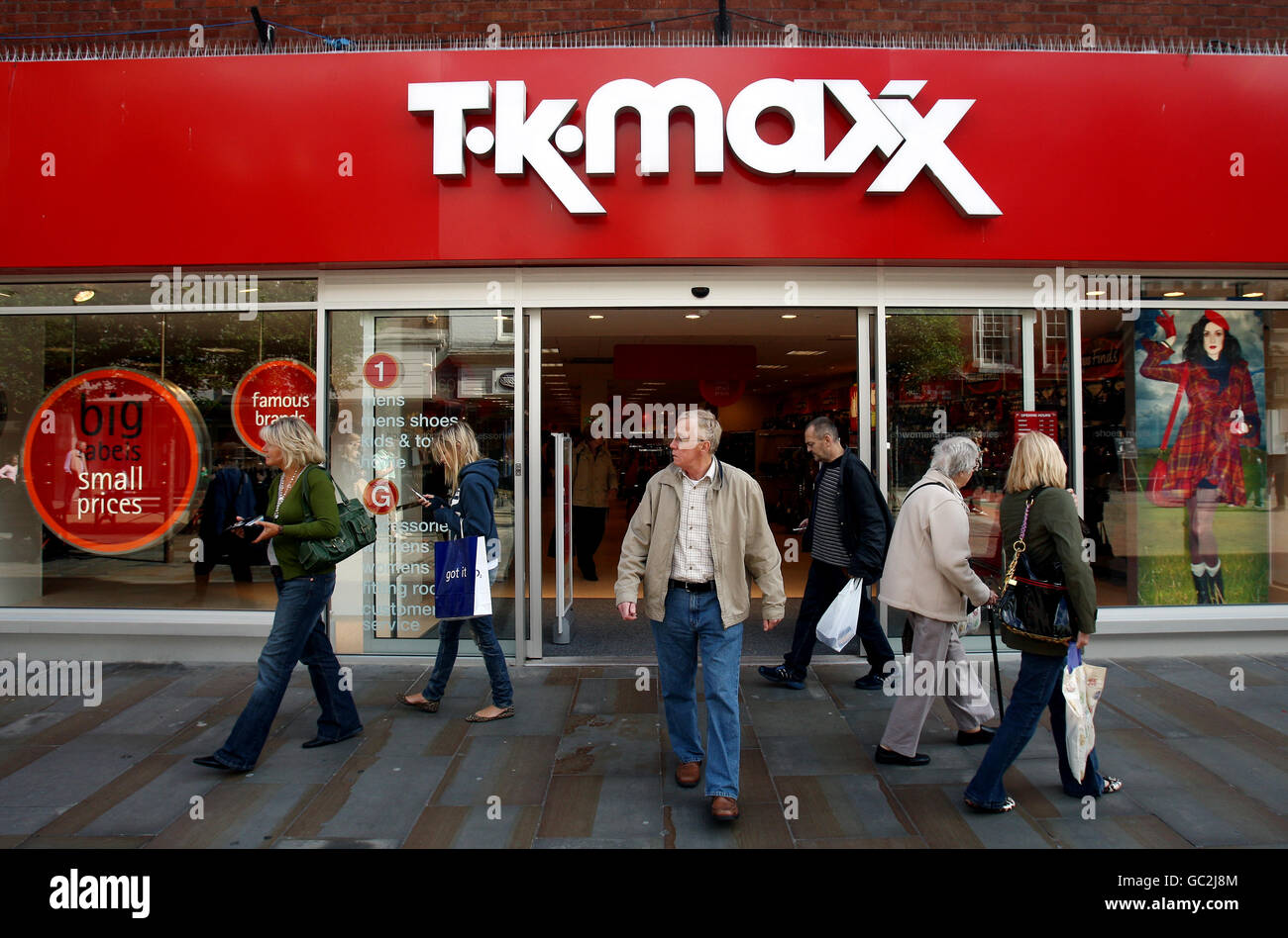 Eine Gesamtansicht der Vorderseite eines TK Max-Lagers, das Woolworths ersetzt hat, 41 High St Worcester, WR1 2QD. Stockfoto