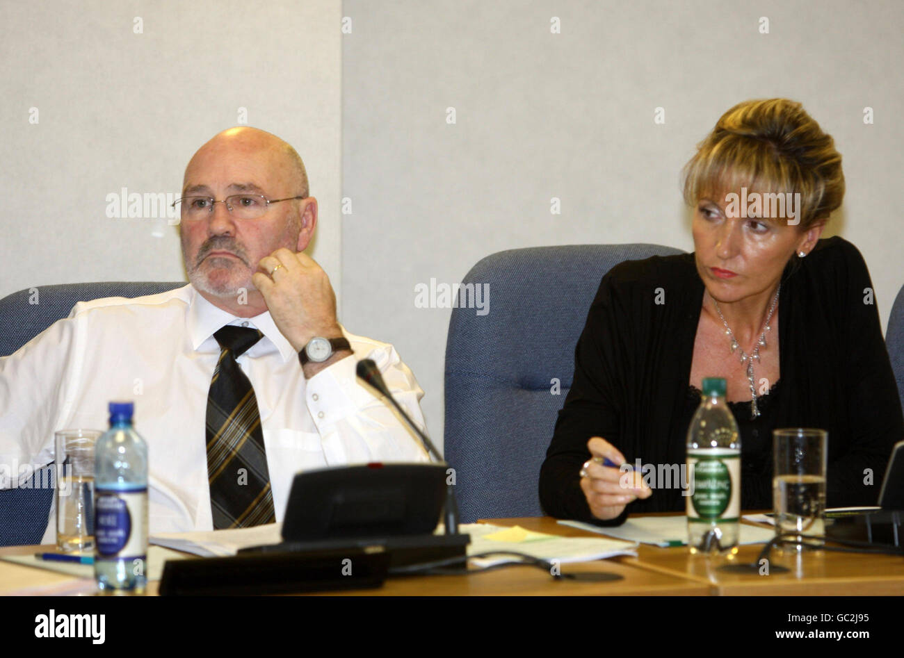 Sinn Fein Polizeivorstände Alex Maskey und Martina Anderson bei der Polizeivorstandssitzung in Belfast. Stockfoto