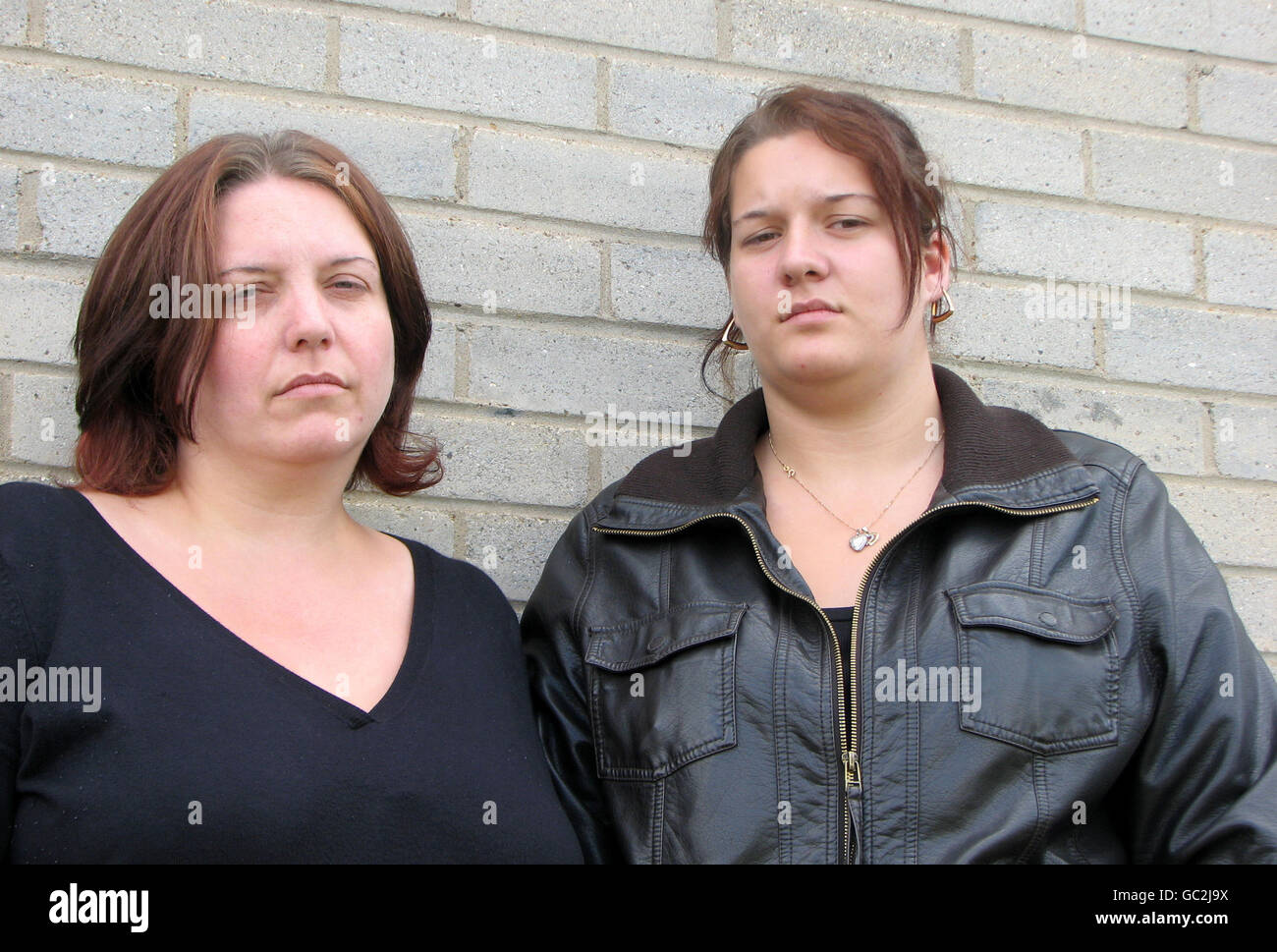 Roxanne Lawrence, Mutter des erwürgten Stacey Lawrence, steht mit ihrer Tochter Emma Hammond vor dem Polizeihauptquartier Northamptonshire, Northampton, wo sie mit den Medien sprach. Stockfoto