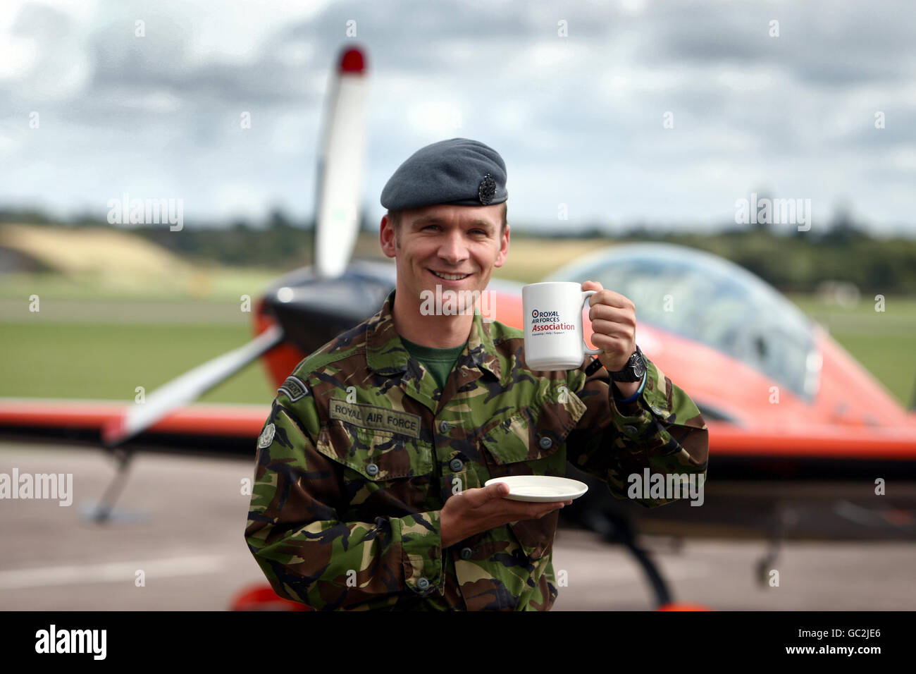 RAF-Militärangehöriger Corporal Stewart Hefti nach seinem Weltrekord von 14 Circuit Loop the Loop, während er eine Tasse Tee bei RAF Cosford trinkt. Der Rekord wurde im Rahmen der Spendenaktion „Brew for the few“ der RAF Association aufgestellt. Stockfoto