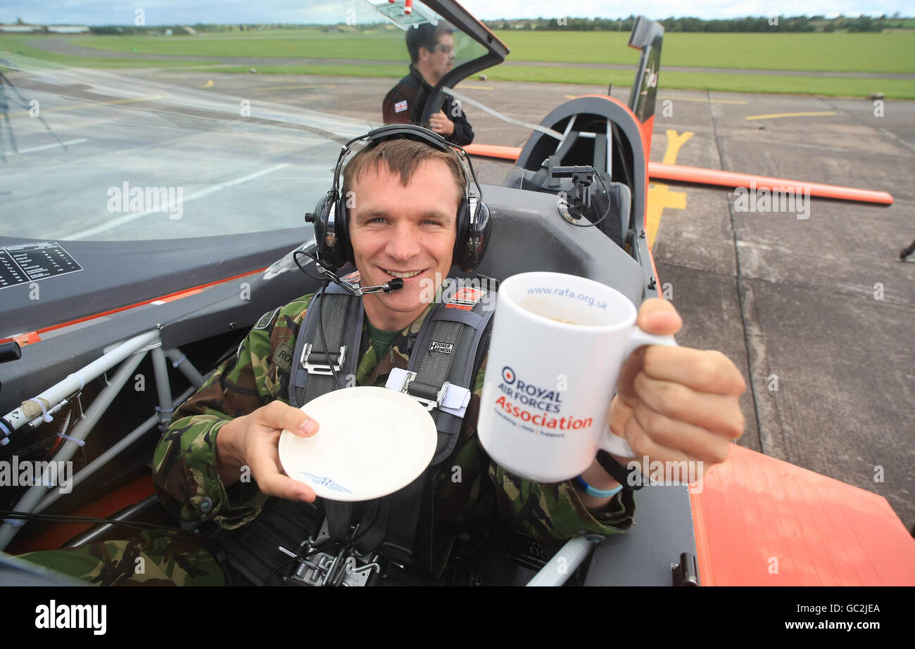 RAF-Militärangehöriger, Corporal Stewart Hefti, nach seinem Weltrekord mit 14 Schaltkreisen, während er eine Tasse Tee im RAF Cosford trinkt. Der Rekord wurde im Rahmen der Spendenaktion „Brew for the few“ der RAF Association aufgestellt. Stockfoto
