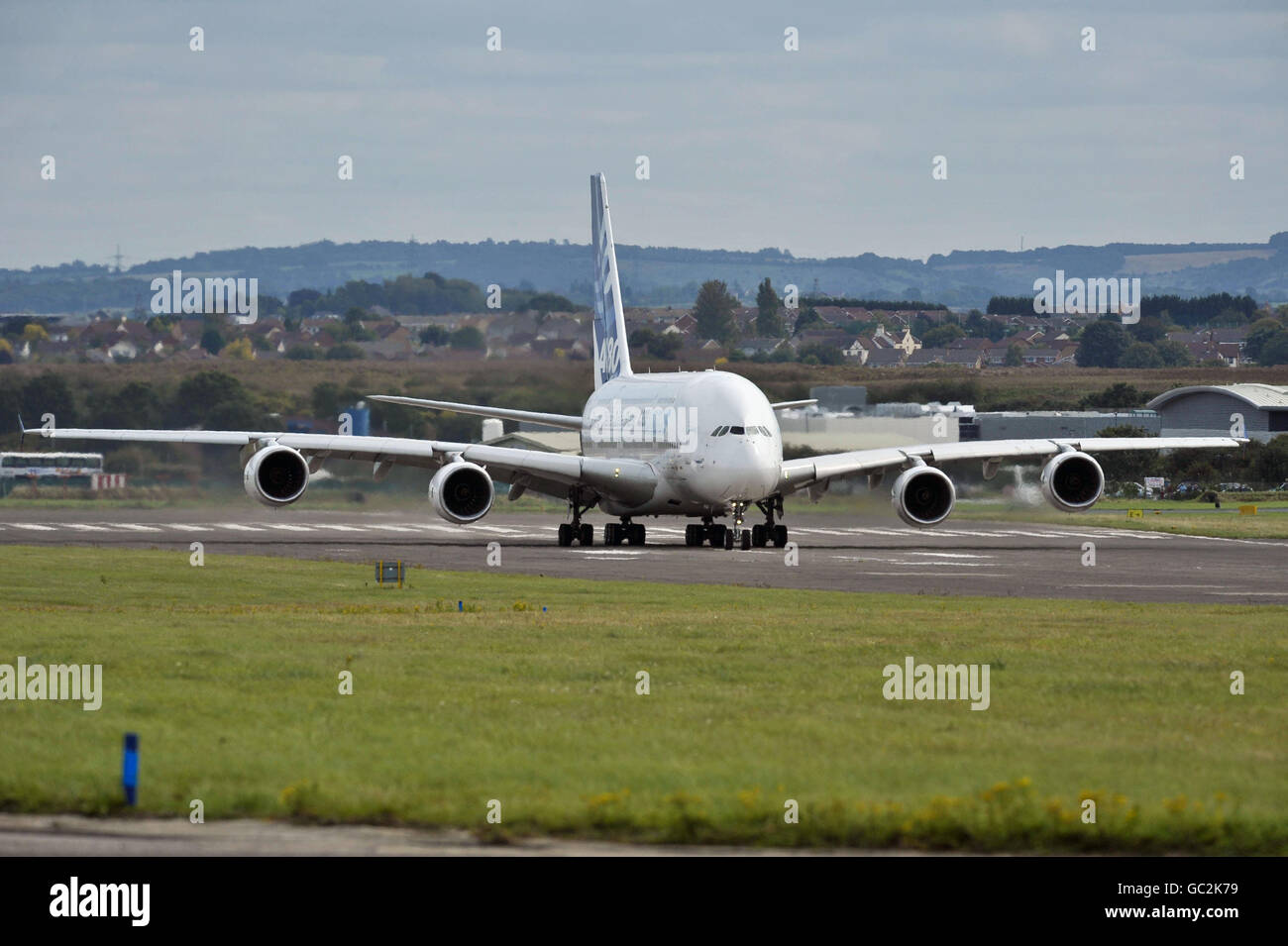 Das Testflugzeug MSN1, ein Airbus A380 Superjumbo-Jet, startet vom Flughafen Filton in Bristol nach Tolouse, Frankreich, nach einer Tour durch Europa und Großbritannien, wo schätzungsweise eine Million Menschen das Flugzeug gesehen haben. Stockfoto