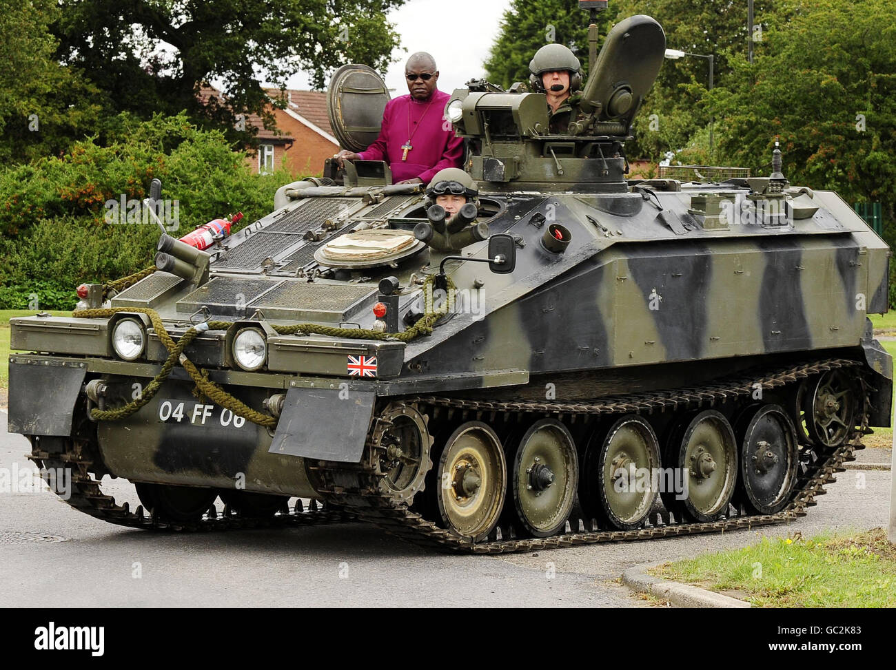 Der Erzbischof von York, Dr. John Sentamu, wird mit einem gepanzerten Fahrzeug von der Garnison Church in der Strensall Barracks transportiert, wo er ein neues Buntglasfenster zum Gemeindezentrum des Lagers enthüllte, wo er Soldaten traf, die in den letzten Konflikten verletzt wurden. Stockfoto