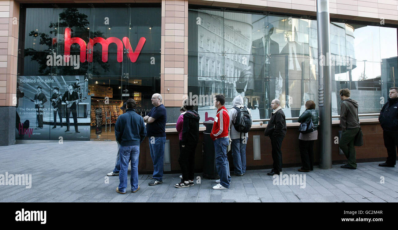 Die Beatles Rock Band Spielveröffentlichung. In einem HMV-Geschäft in Liverpool stehen die Leute für das neue Beatles Rockband-Spiel an. Stockfoto