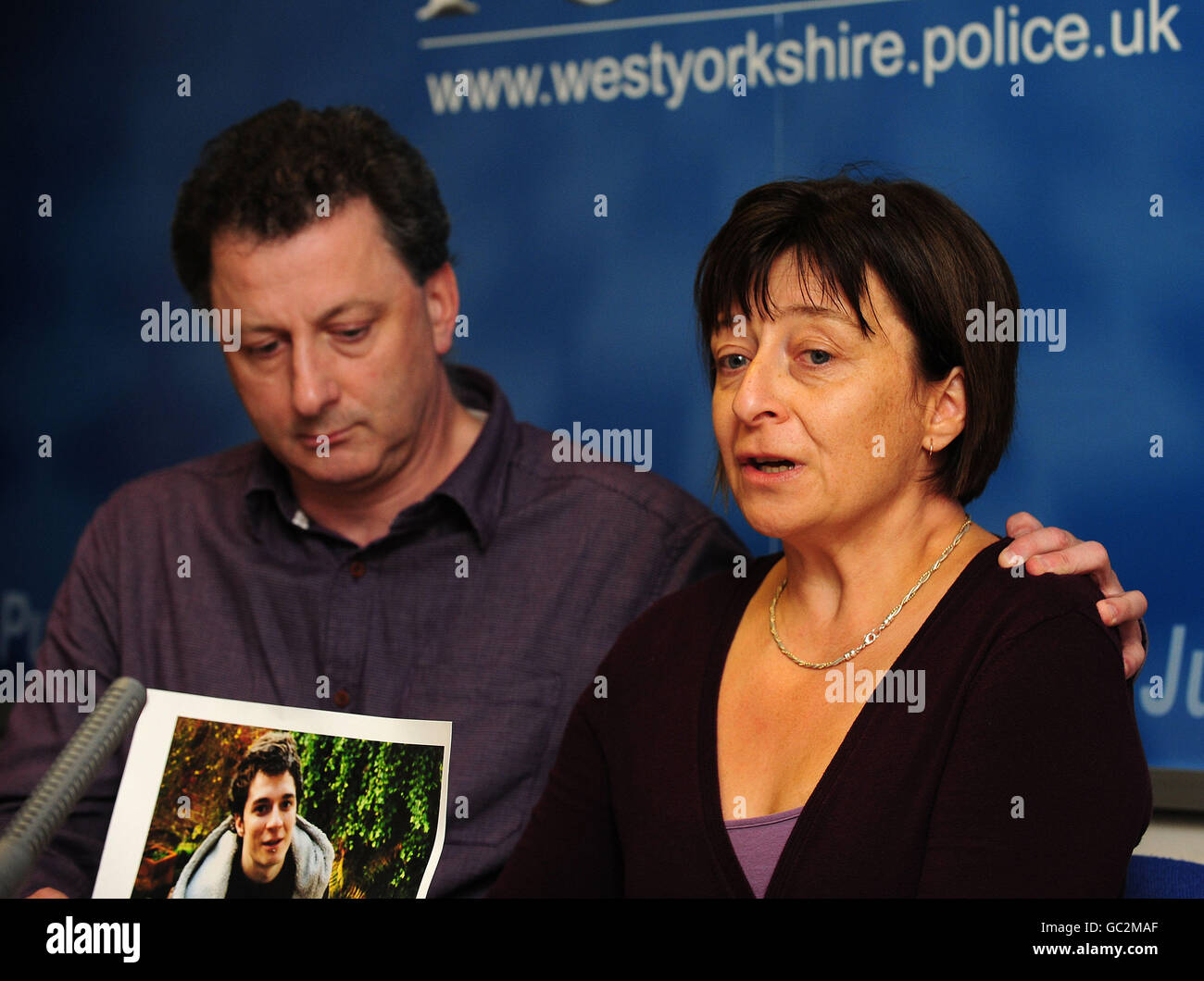 Nick und Lesley Cooke, Eltern des ermordeten Studenten der Leeds Metropolitan University, Joseph Cook, sprechen während einer Pressekonferenz in der Belle Vue Polizeiwache in Leeds. Stockfoto