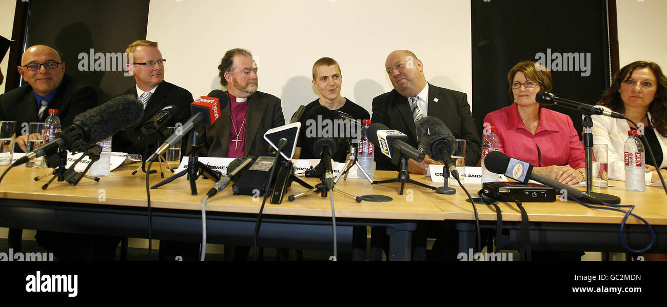 (Von links) John Weate, Peter Weatherby, Bischof James Jones Michael Shields Joe Anderson, Louise Ellman und Arlene McCarthy MdEP während einer Pressekonferenz, die im Büro des Liverpool Echo und der Daily Post stattfand, nachdem der Fan aus Liverpool aufgrund einer königlichen Begnadigung aus dem Gefängnis entlassen wurde. Stockfoto