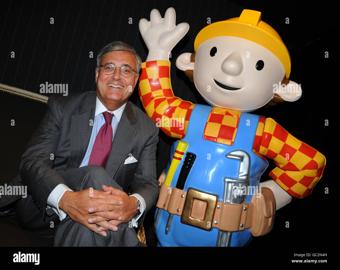 Der CEO von Hit Entertainment, Jeff Dunn, heute in London mit Bob dem Baumeister beim ersten Auftritt der Figur zum zehnten Geburtstag bei der BBC. Stockfoto