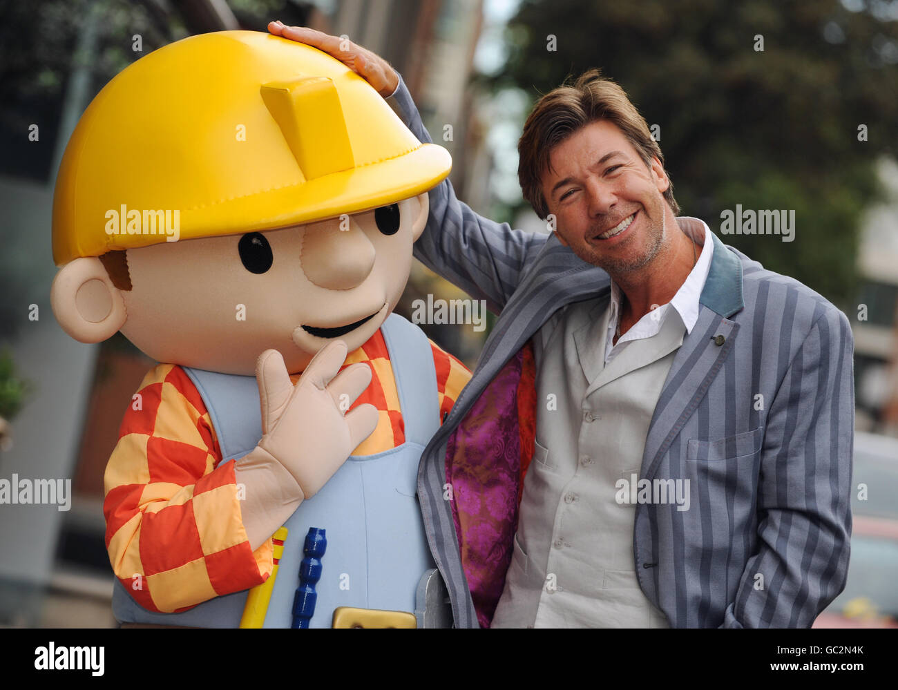 Keith Chapman ist heute in London mit „Bob the Builder“, einer von ihm kreierten Unterhaltungscharakter für Kinder, der zum zehnten Mal bei der BBC auftritt. Stockfoto