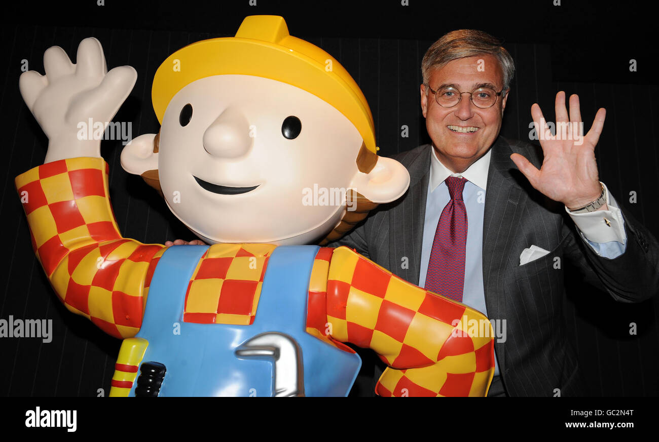 Der CEO von Hit Entertainment, Jeff Dunn, heute in London mit Bob dem Baumeister beim ersten Auftritt der Figur zum zehnten Geburtstag bei der BBC. Stockfoto