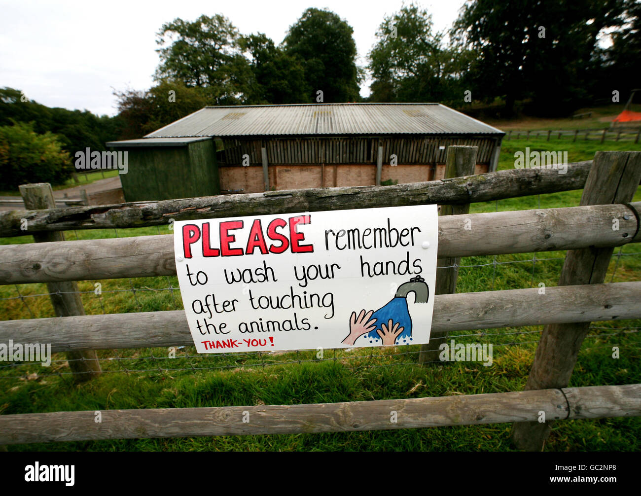 Ein Schild in der Nähe eines Tierschuppens auf der Godstone Farm in Godstone, Surrey, das nach einem Ausbruch von E coli geschlossen bleibt. Stockfoto