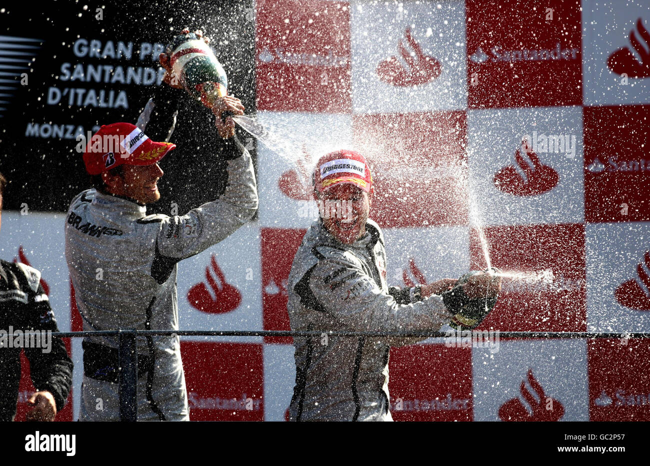 Die Brawn-GP-Piloten Rubens Barichello (Mitte) und Jenson Button feiern 1-2 ihr Ziel beim Großen Preis von Italien auf dem Monza Circuit, Italien. Stockfoto