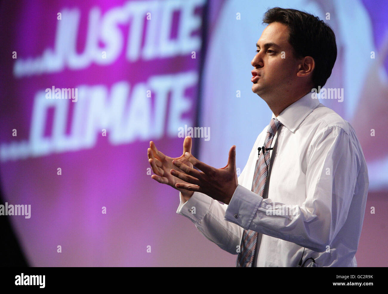 Ed Miliband hält seine Rede vor den Delegierten während des jährlichen TUC-Kongresses im BT Convention Center in Liverpool. Stockfoto