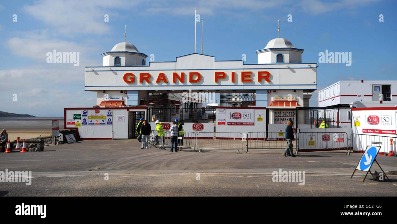 Ein allgemeiner Blick auf den Grand Pier Eingang bei Weston-super-Mare. An der 104 Jahre alten Attraktion in Weston-super-Mare laufen bereits Restaurierungsarbeiten. Die neue Struktur wird einen 85 Meter hohen Aussichtsturm umfassen und soll im Juni 2010 wiedereröffnet werden. Stockfoto