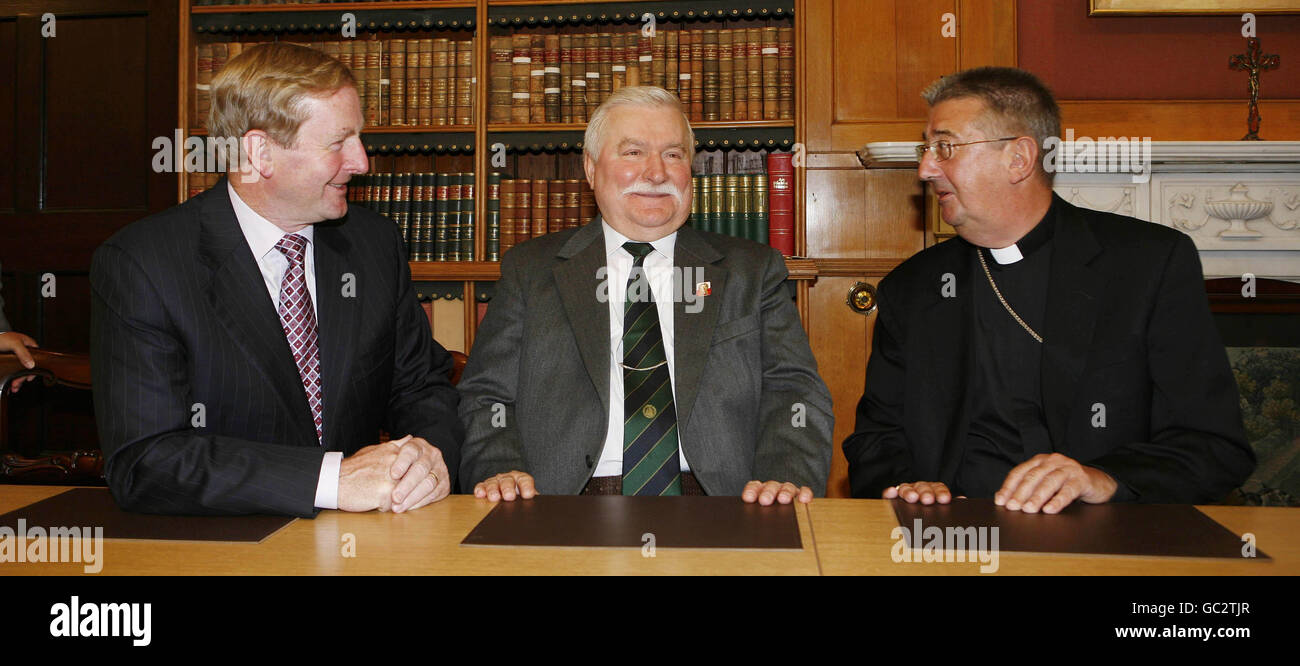 Enda Kenny, Fine-Gael-Vorsitzende, Lech Walesa, ehemaliger Solidaritätsführer und Präsident Polens und Erzbischof von Dublin, Diarmuid Martin, treffen sich in der Residenz des Erzbischofs in Dublin. Stockfoto