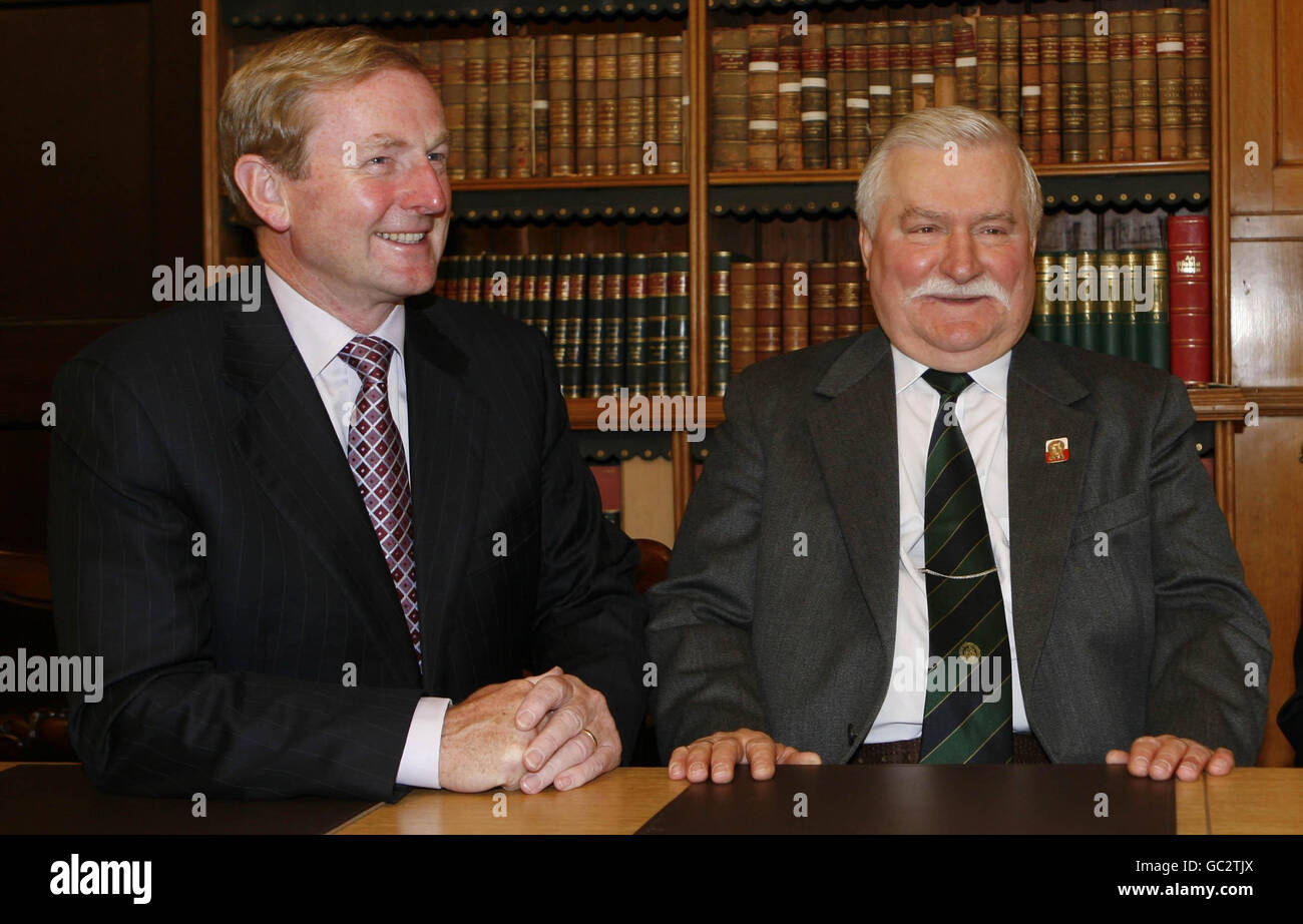 Enda Kenny, die Vorsitzende der Fine Gael, trifft sich mit Lech Walesa, dem ehemaligen Solidaritätsführer und Präsidenten Polens, in der Residenz des Erzbischofs von Dublin, Diarmuid Martins. Stockfoto