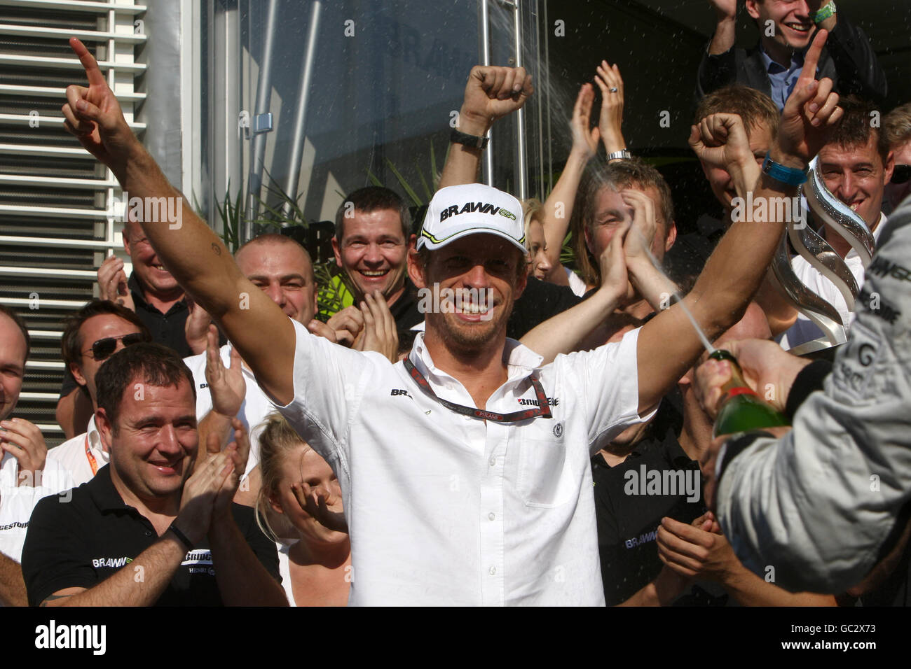 Jenson Button feiert mit dem Brawn GP Team nach ihrer 1-2 Ziel beim Großen Preis von Italien Stockfoto