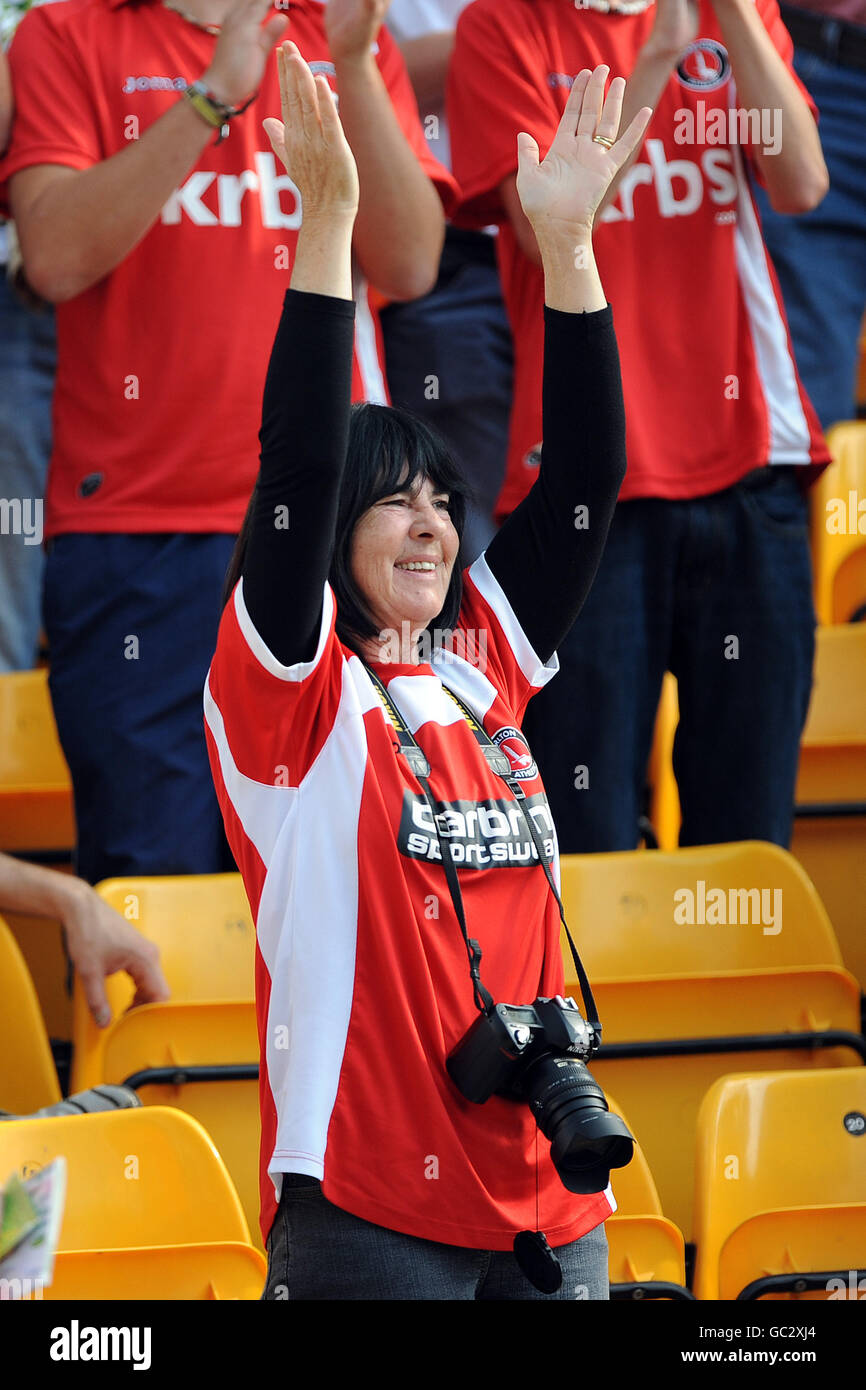 Fußball - Coca-Cola Football League One - Norwich City / Charlton Athletic - Carrow Road. Eine Charlton Athletic-Fan zeigt ihre Unterstützung in den Tribünen vor dem Start. Stockfoto
