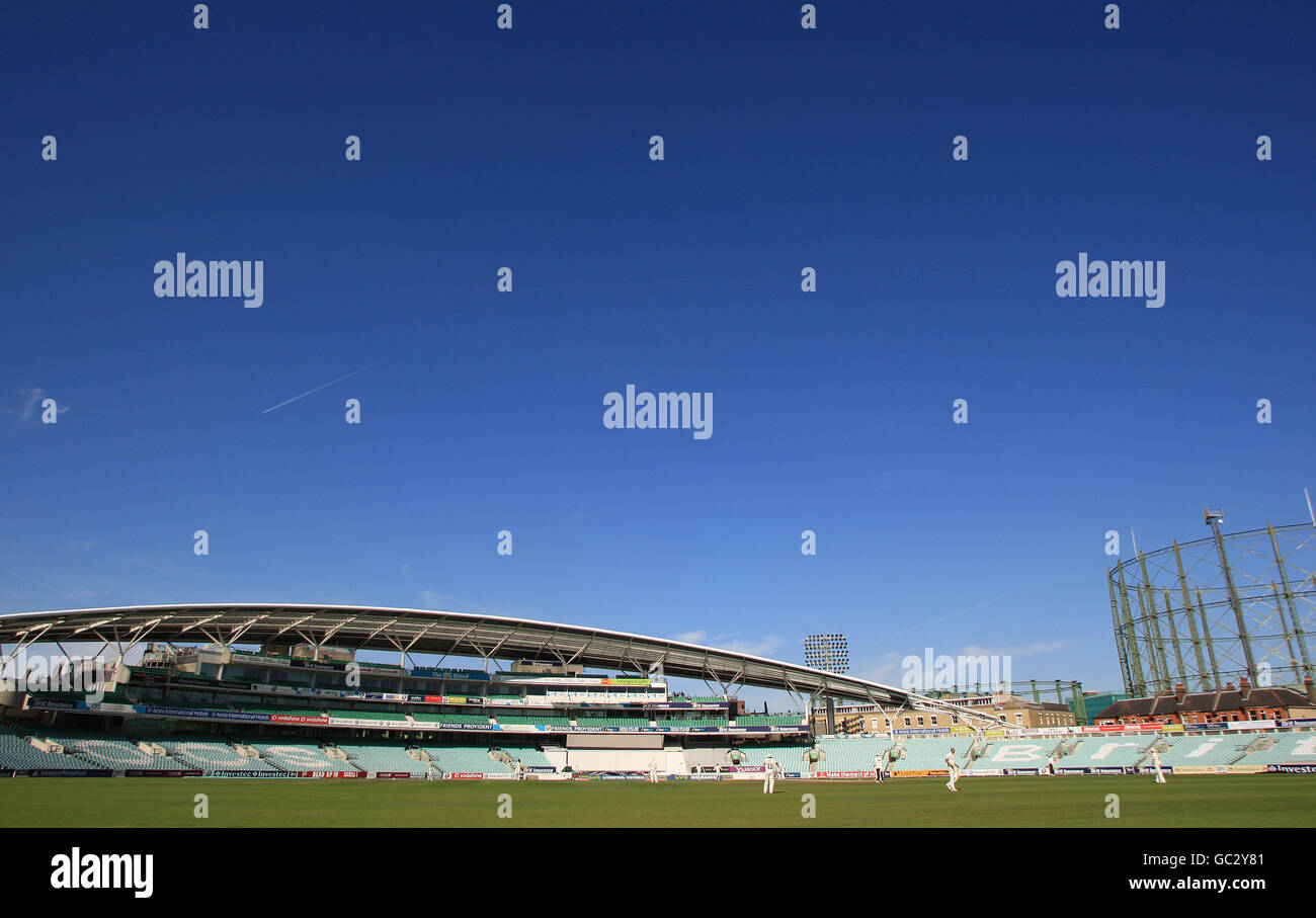 Cricket - Liverpool Victoria County Championship - Division Two - Tag Two - Surrey V Glamorgan - The Brit Oval. Gesamtansicht des Brit Oval mit blauem Himmel über dem Himmel Stockfoto