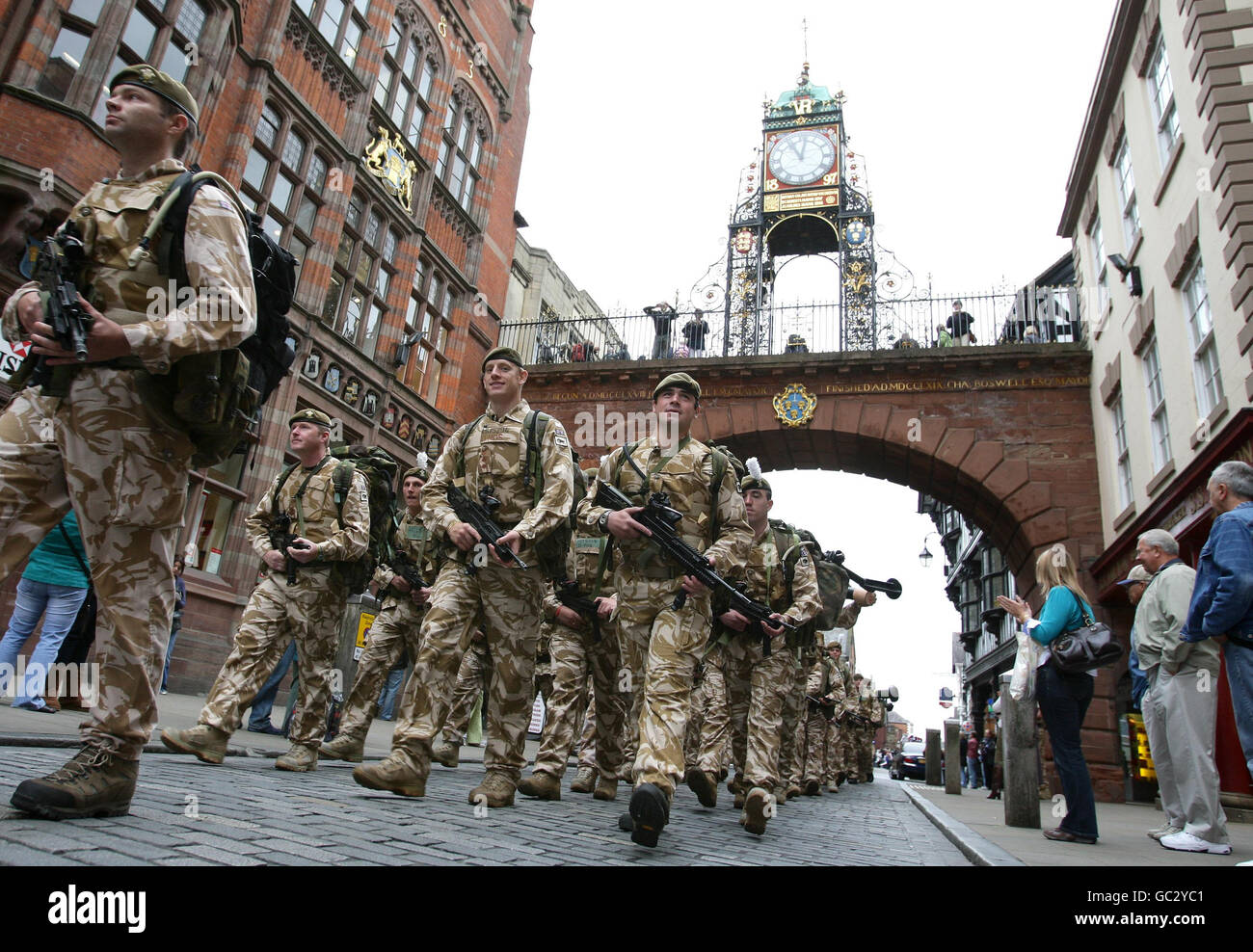 Soldaten des 1. Bataillons die Royal Welsh Parade durch Chester City Centre, bevor sie auf Operationen nach Afghanistan. Stockfoto