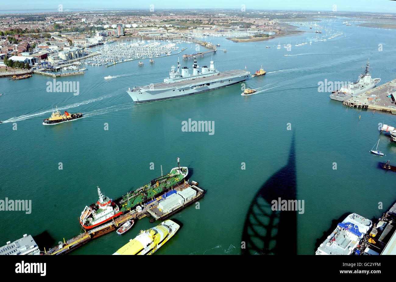 HMS Ark Royal geht nach einer 12 Millionen Renovierung ins Meer von Portsmouth Harbour. (Foto vom Spinnaker Tower, Portsmouth). Stockfoto