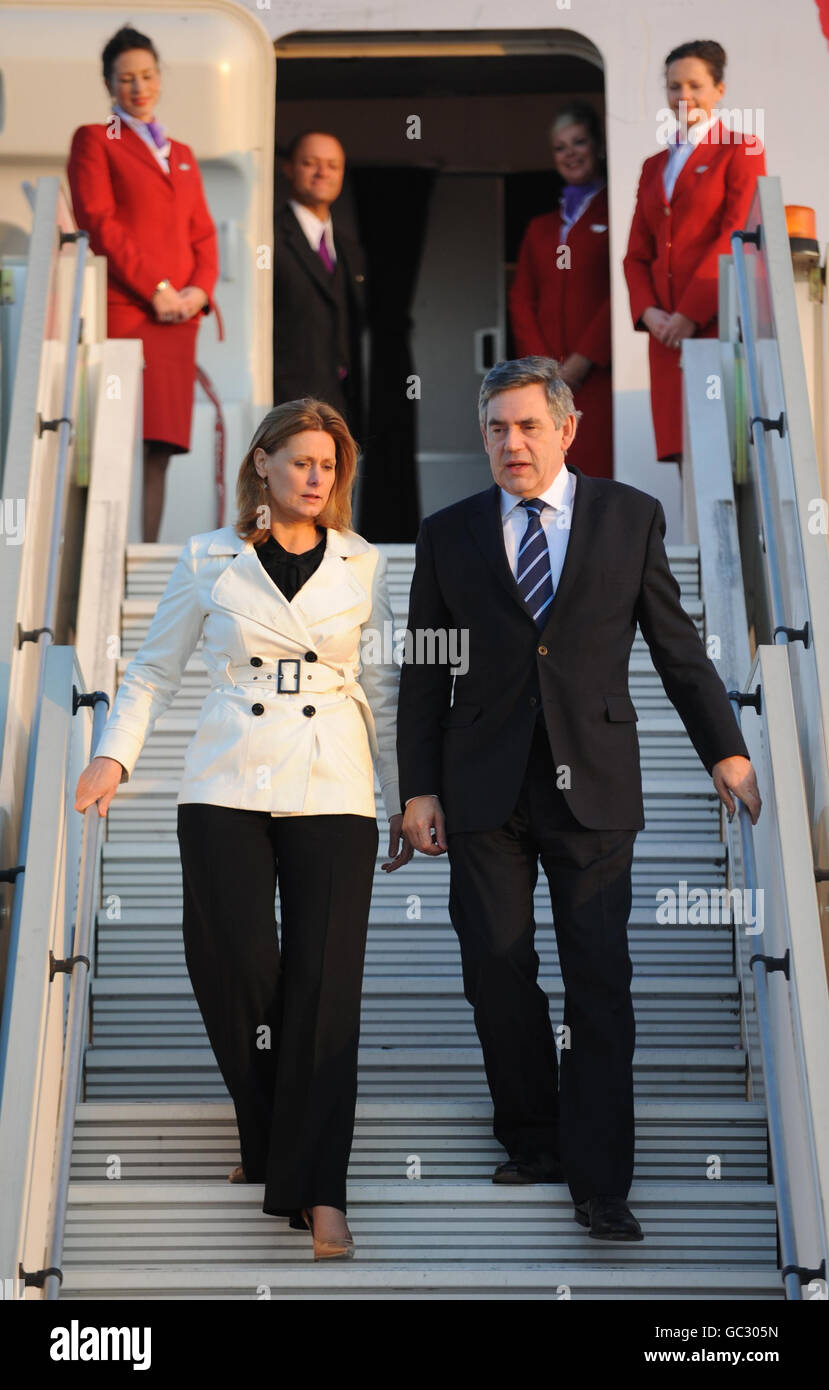 Premierminister Gordon Brown und seine Frau Sarah kommen am Flughafen Heathrow an, als sie aus Pittsburgh in den USA zurückkehren, nachdem sie am G20-Gipfel teilgenommen hatten und bevor sie zur Jahreskonferenz der Labour Party nach Brighton reisen. Stockfoto