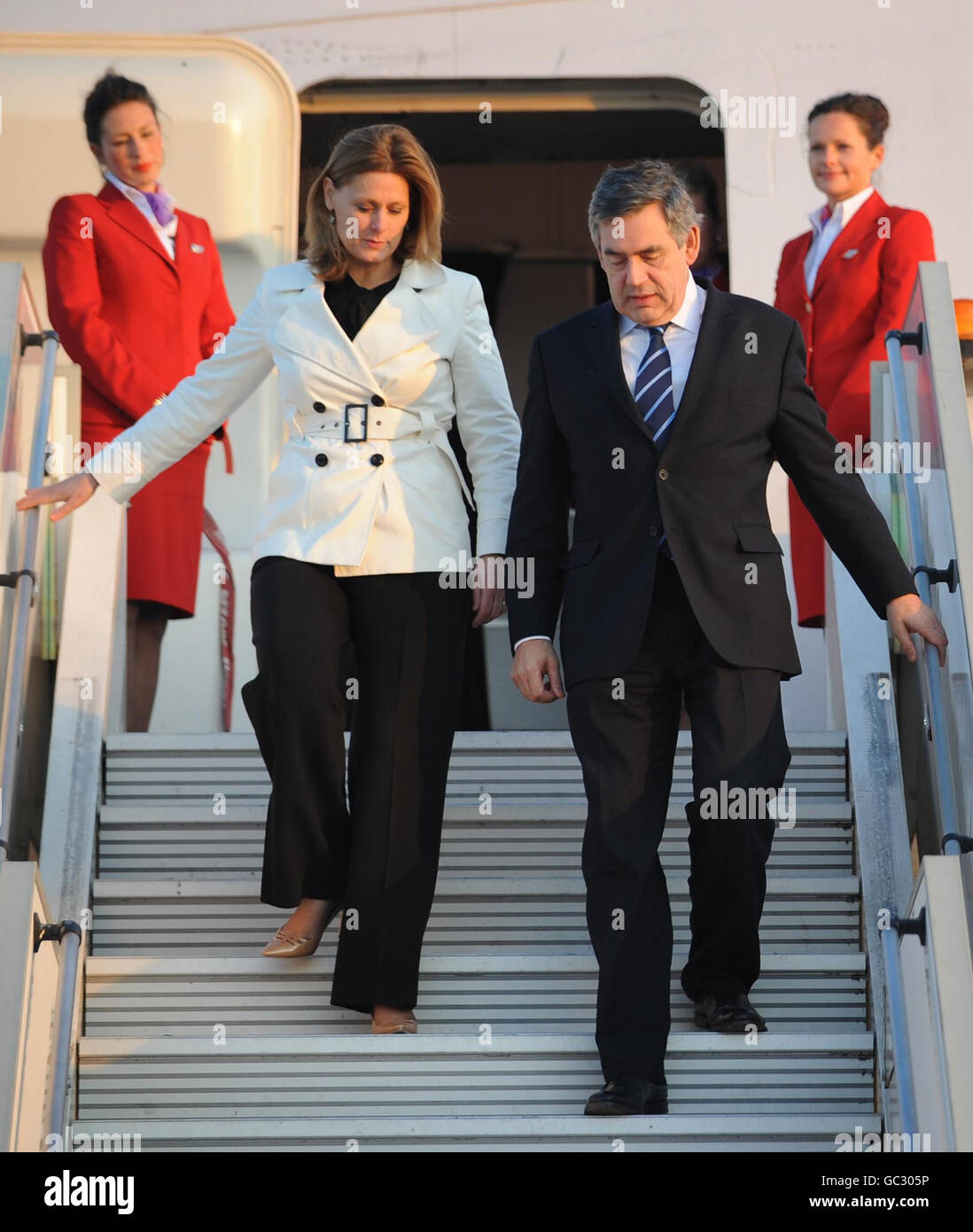 Premierminister Gordon Brown und seine Frau Sarah kommen am Flughafen Heathrow an, als sie aus Pittsburgh in den USA zurückkehren, nachdem sie am G20-Gipfel teilgenommen hatten und bevor sie zur Jahreskonferenz der Labour Party nach Brighton reisen. Stockfoto